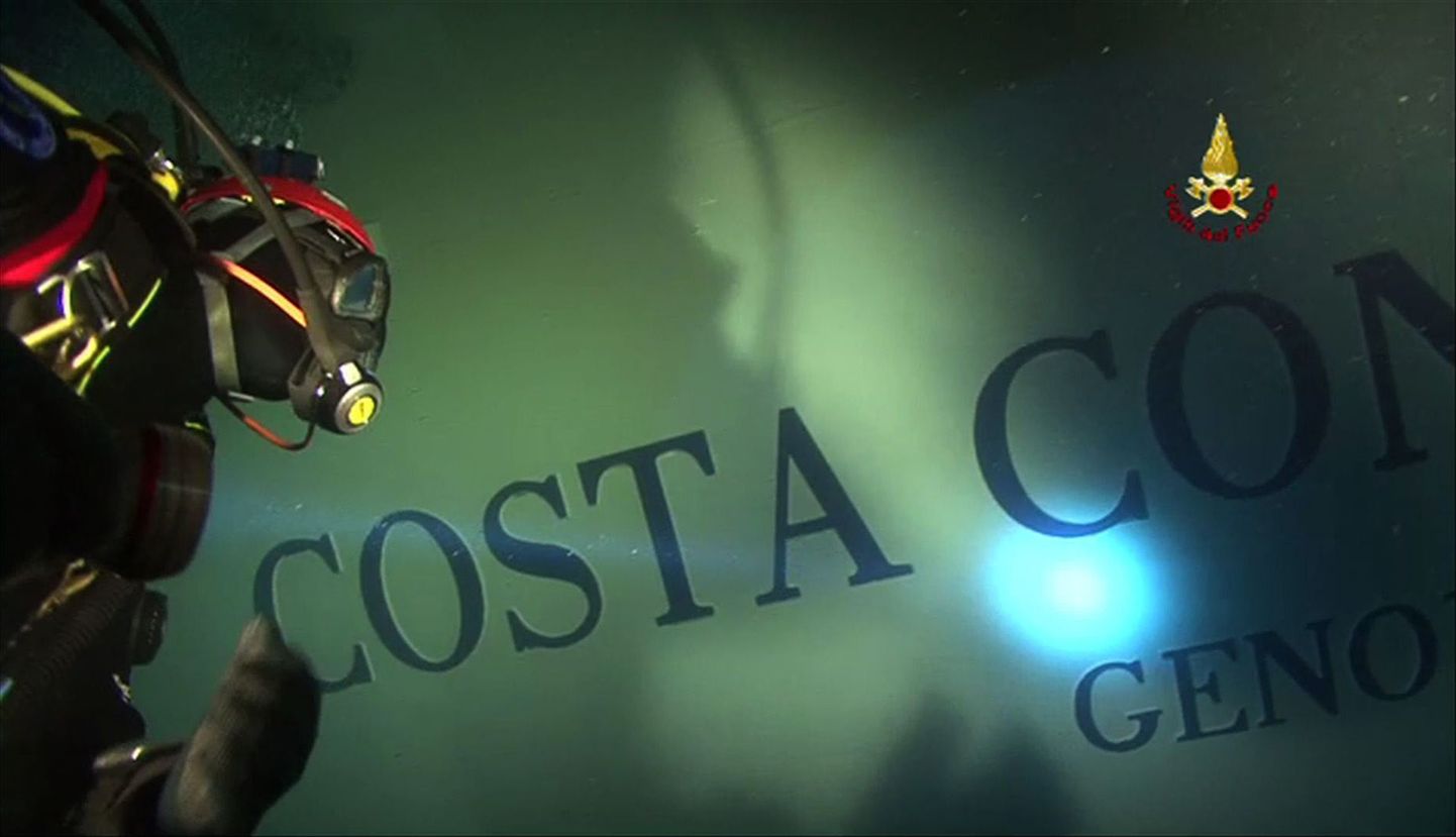 Sukelduja Costa Concordia vraki juures