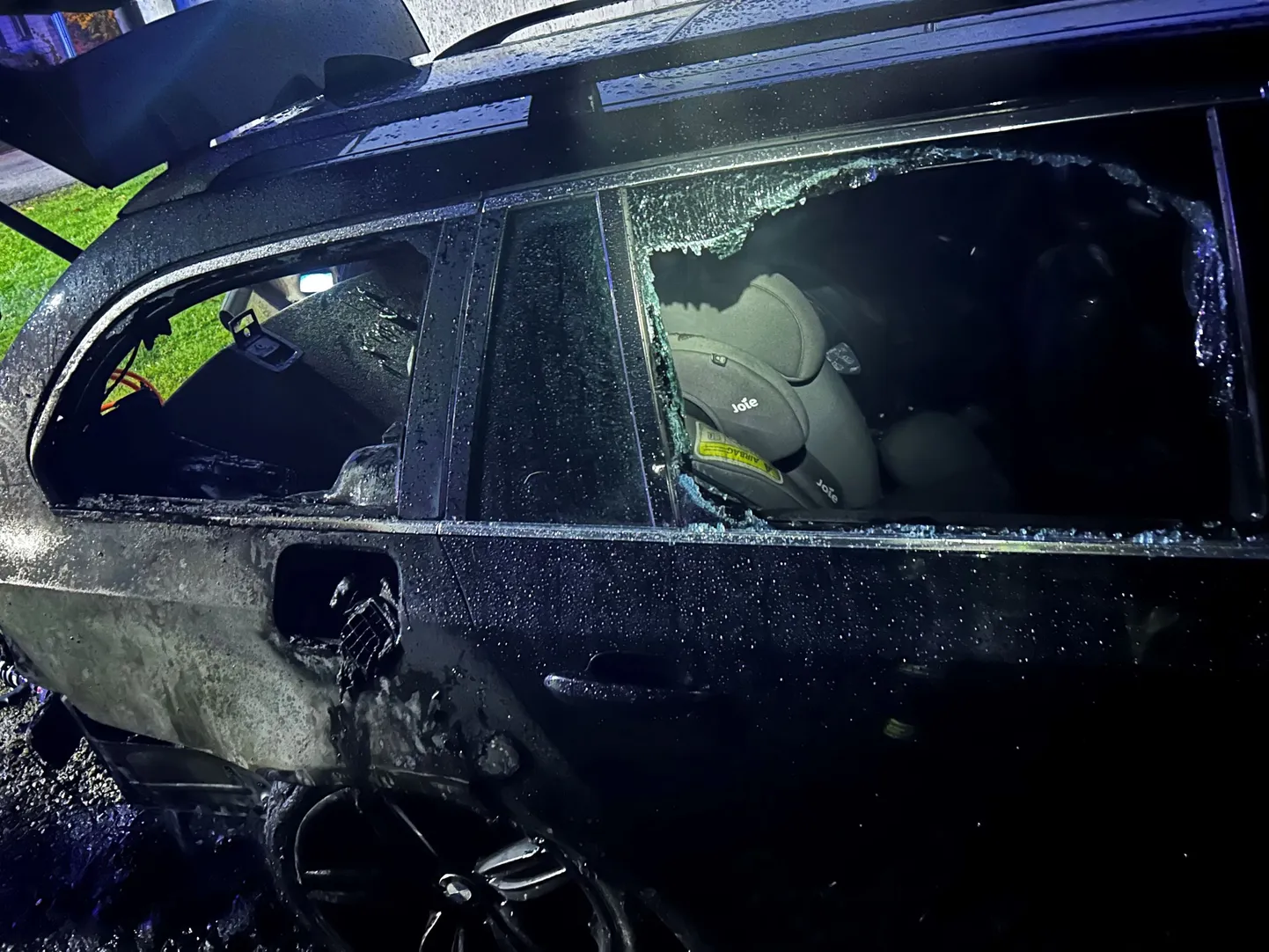 Põltsamaa linnas põles reedel auto, mille põleng võis alguse saada akurikkega.
