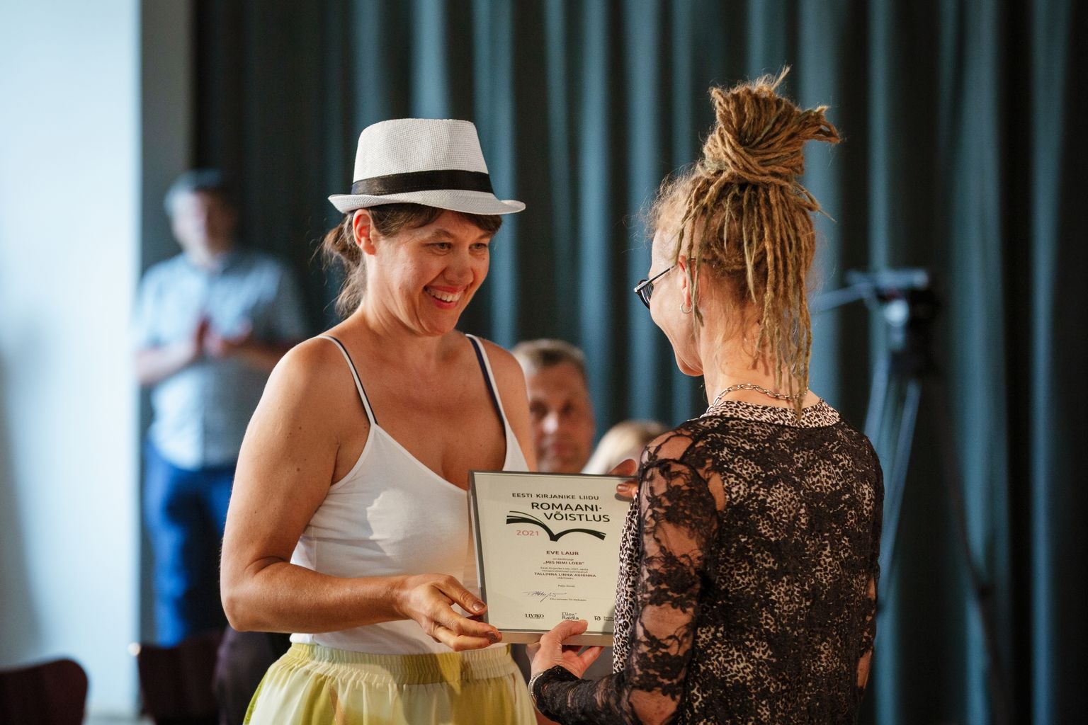 Eve Lauri «Õmblejanna» pälvis Eesti Kirjanike Liidu 2021. aasta romaanivõistlusel Tallinna linna preemia.