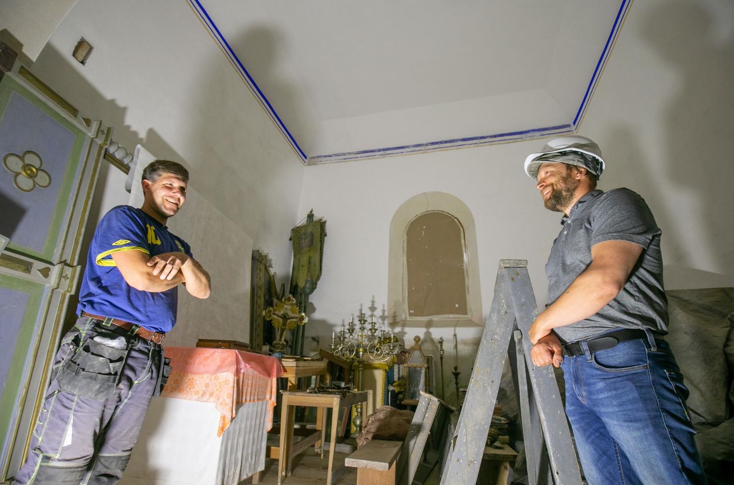 Lalsi kiriku taastaja Sven Andresoni (vasakul) ja tema kaaslaste tegutsemine pühakojas on nii põhjalik, et muinsuskaitseameti restaureerimisnõunikul Dan Lukasel on tehtud tööd ainult rõõm vaadata.