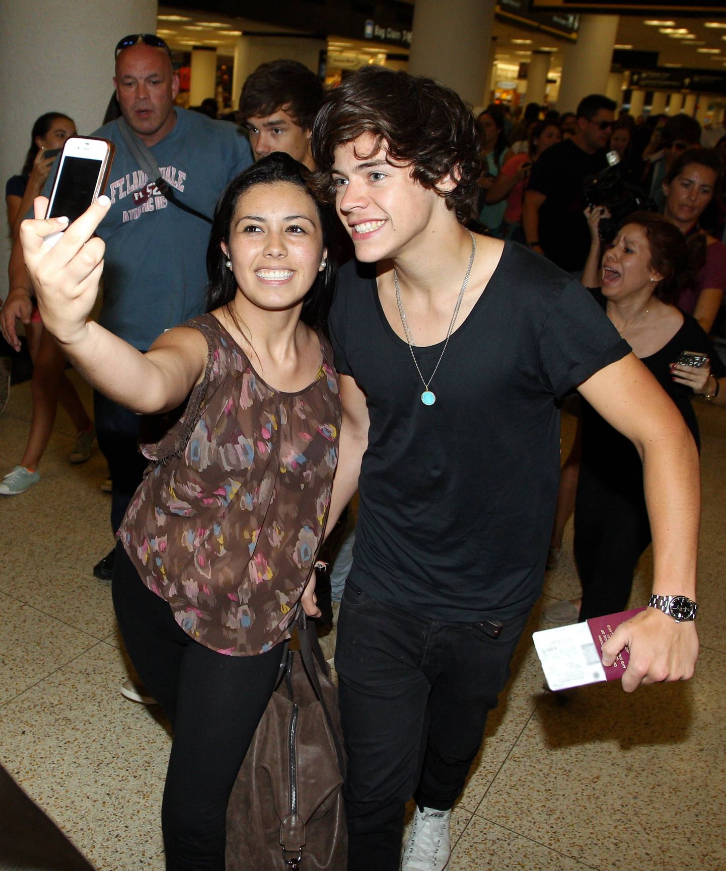 Harry Styles koos fänniga Miami lennujaamas