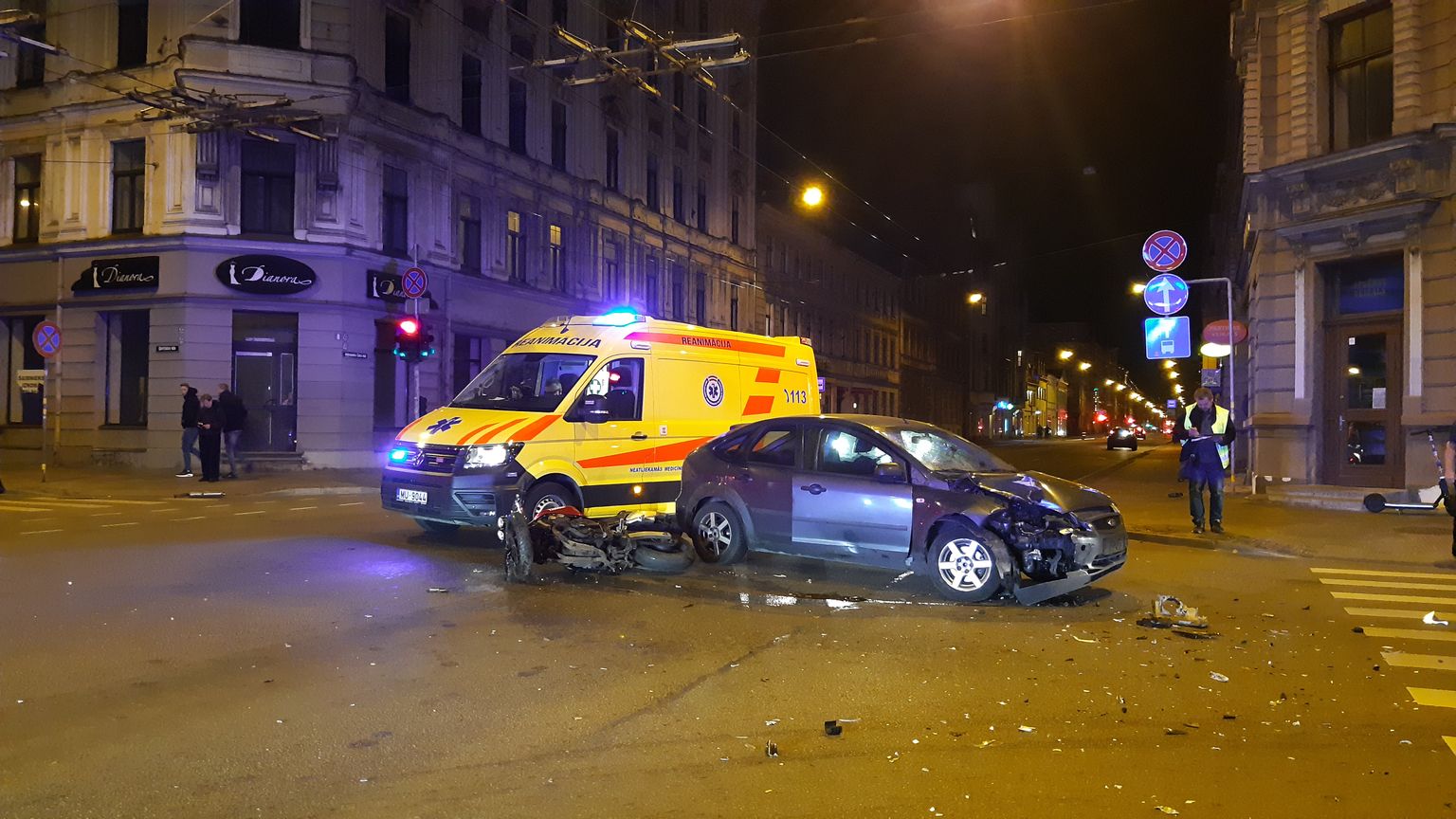 14.oktobra vakarā Rīgā, Aleksandra Čaka ielas un Ģertrūdes ielas krustojumā, notikusi automašīnas un motocikla sadursme