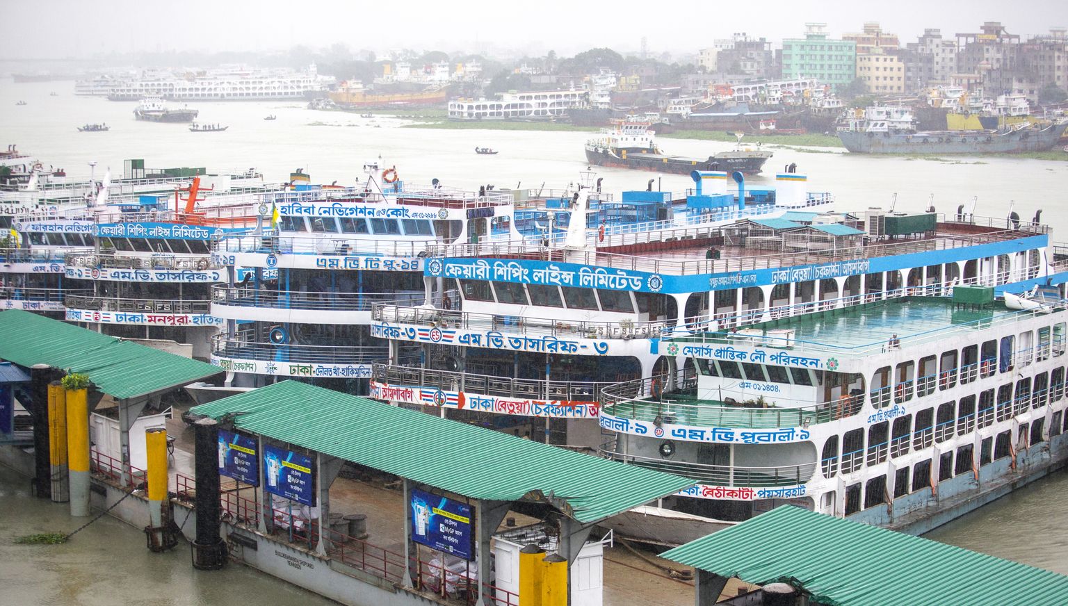 Laevad ankrus Bangladeshis Buriganga jõel Sadar Ghatis seoses tsüklon Sitrangi saabumisega.