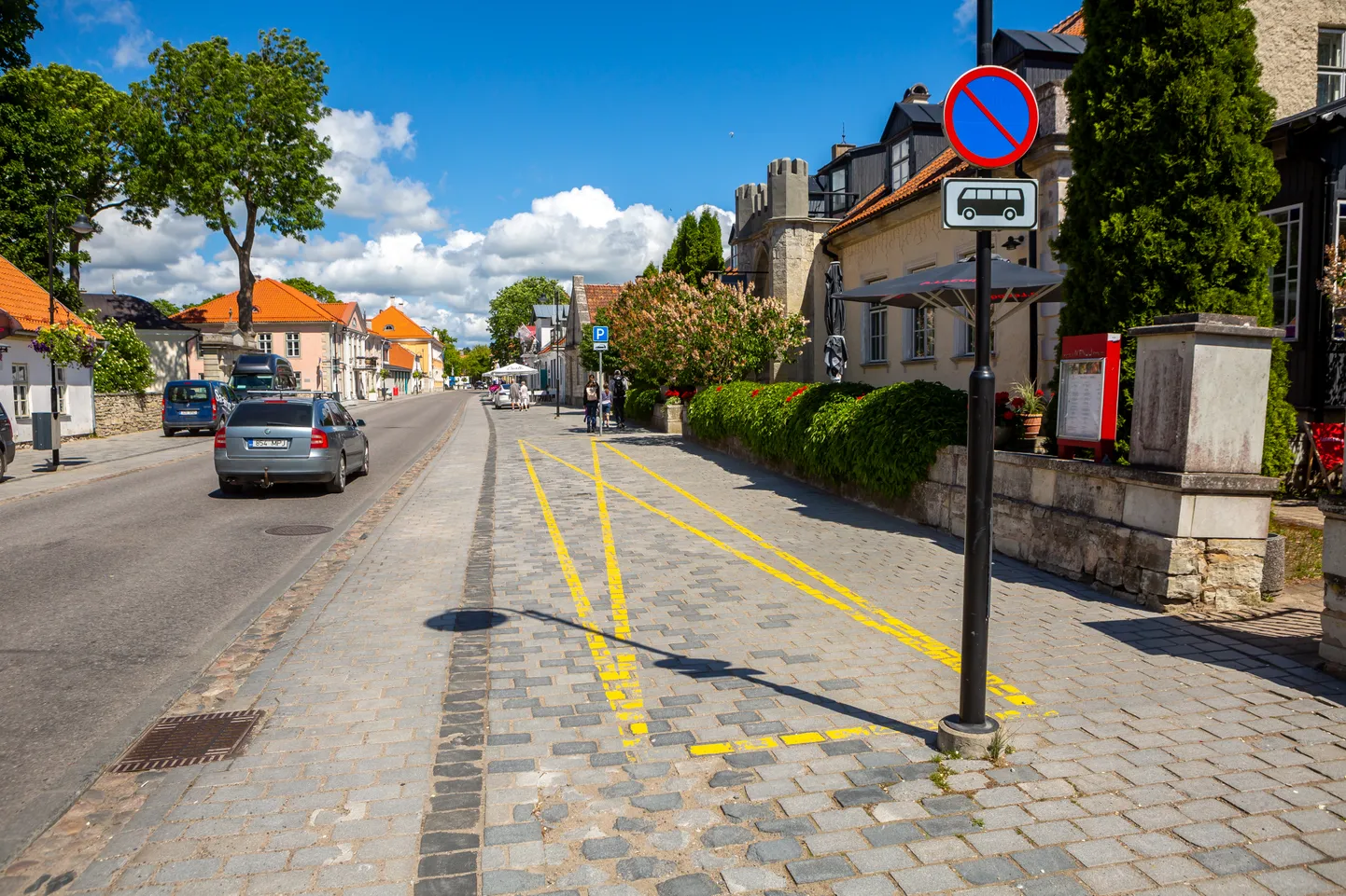 Kui teekattemärgistus Arensburgi hotelli ees eemaldatakse, saab sinn hinnanguliselt parkida kolm-neli autot.