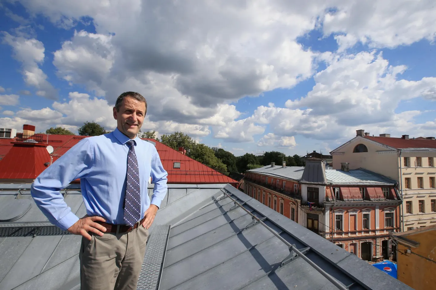 Pildil Hugo Treffneri gümnaasiumi direktor Ott Ojaveer kooli katusel.