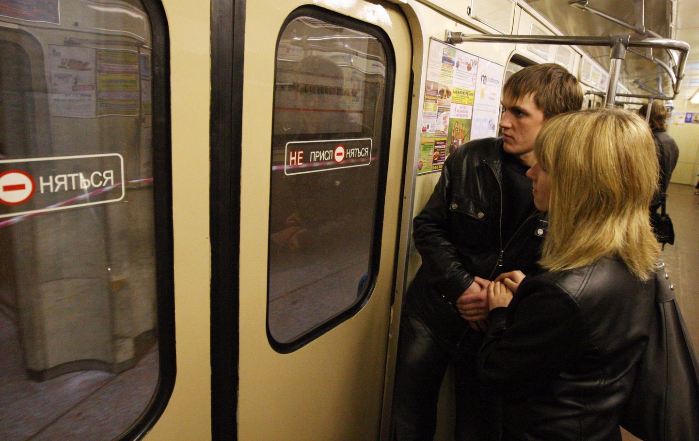 Inimesed vaatavad, kuidas rong kihutab peatumata läbi Oktjabrskaja metroojaama.