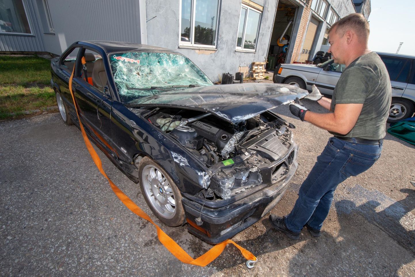 В Тарту подростки попытались угнать BMW M3, но после того, как угон провалился, разбили машину вдребезги.