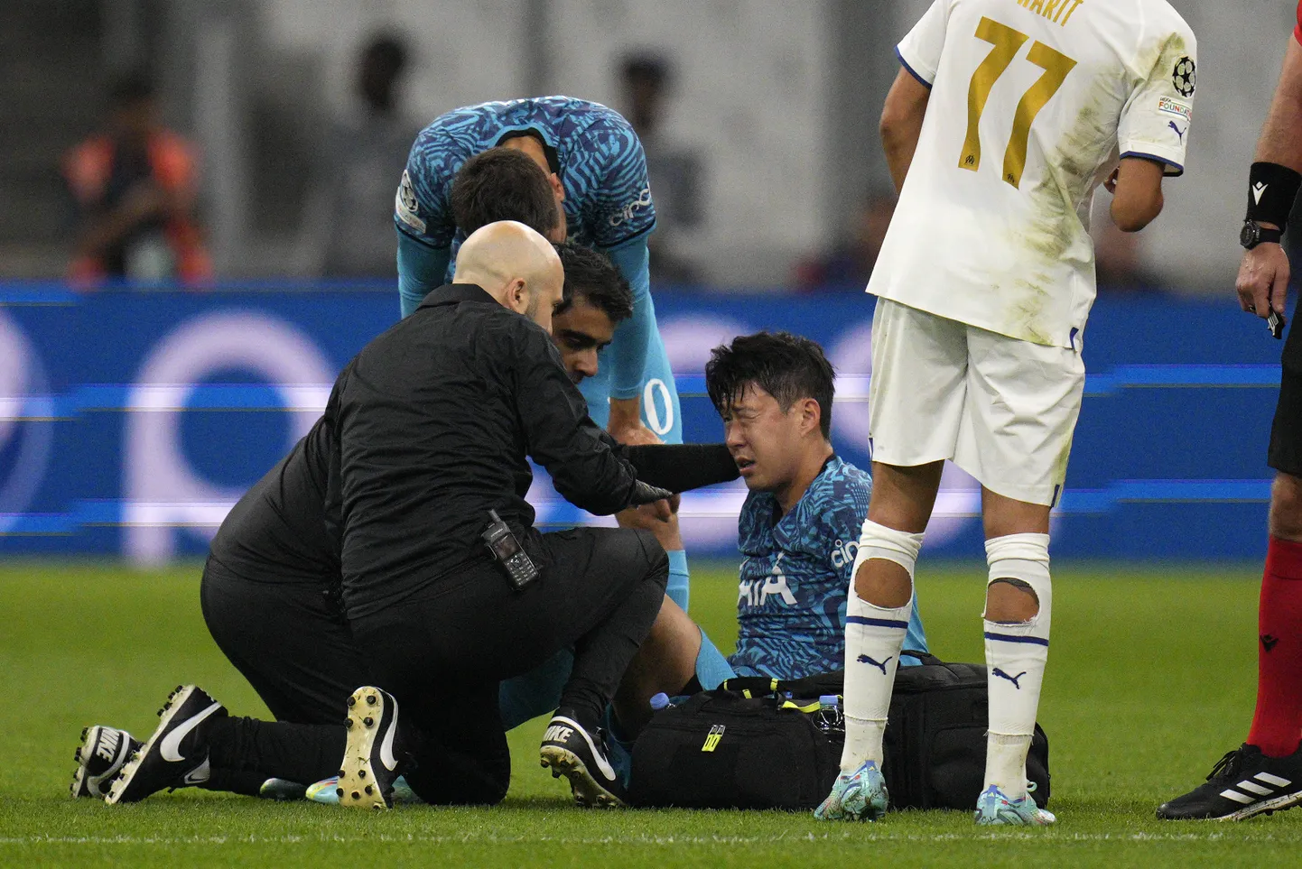 Heung-Min Son (istumas).
