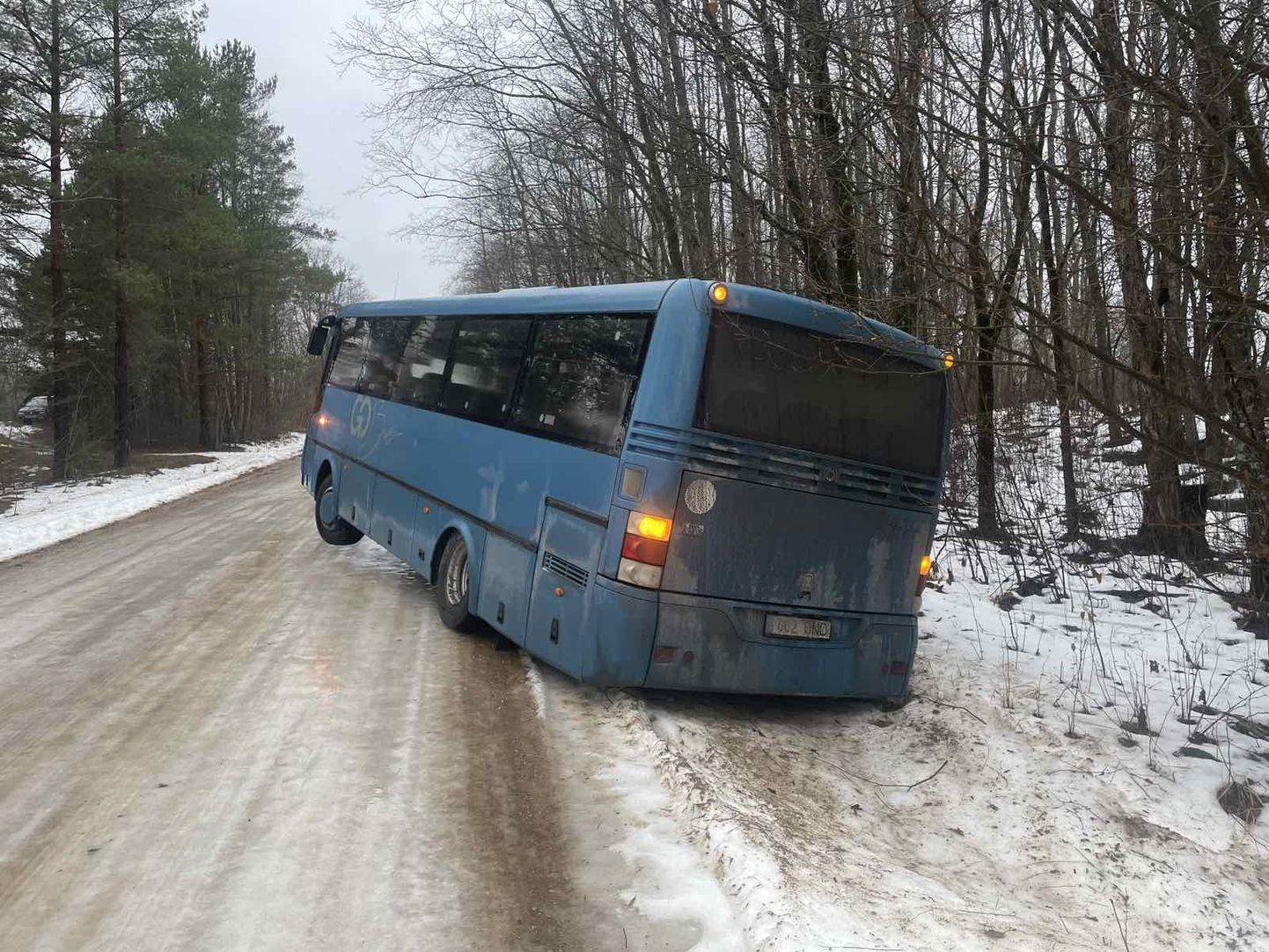 Tartu maakonnas Peipsiääre vallas Peatskivi küla lähistel kraavi vajunud liinibuss.