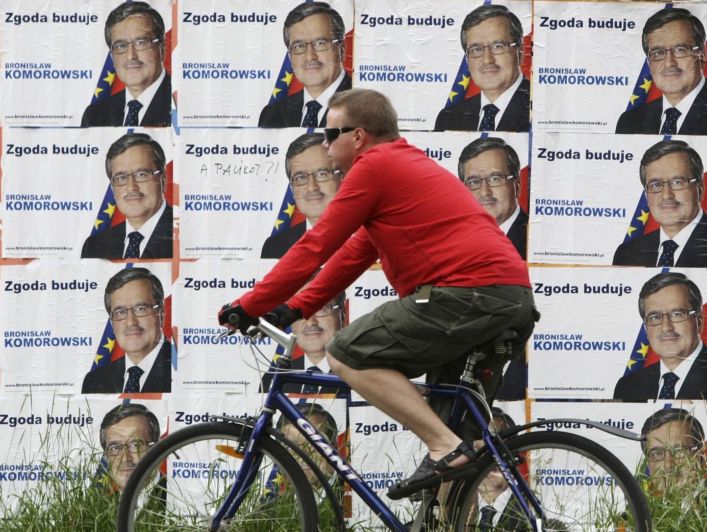 Jalgrattur sõitis eile Varssavi kesklinnas mööda presidendivalimiste suursoosiku Bronislaw Komorowski valimisplakatitest.