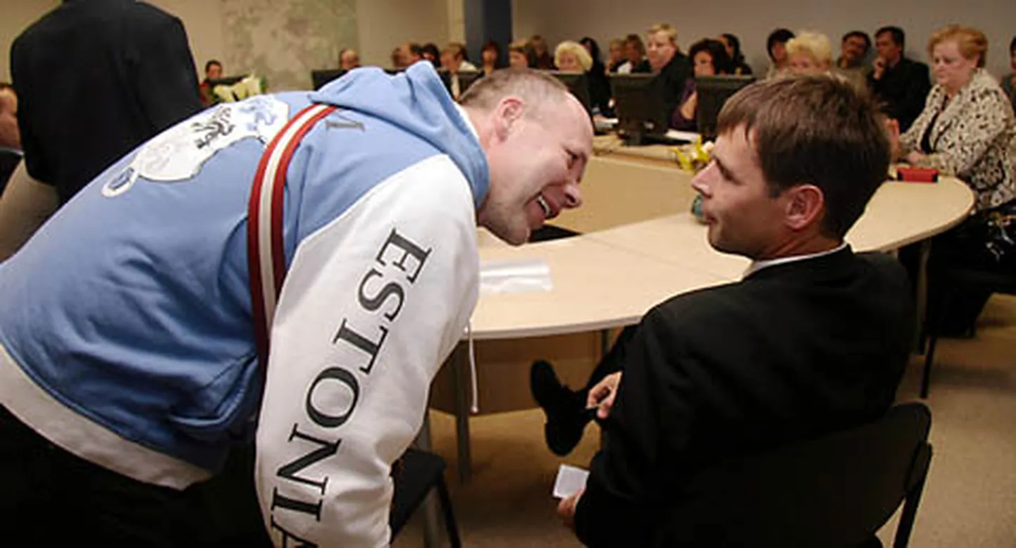 Allan Mänd (vasakul) ja Tauno Võhmar olid veel kuus aastat tagasi, mil see pilt on tehtud, väga üksmeelselt ühes paadis. Nüüdseks on olukord muutunud ning endistest liitlastest said aasta tagasi poliitilised vastased, kui Võhmar oma valimisliiduga tülli läks.
