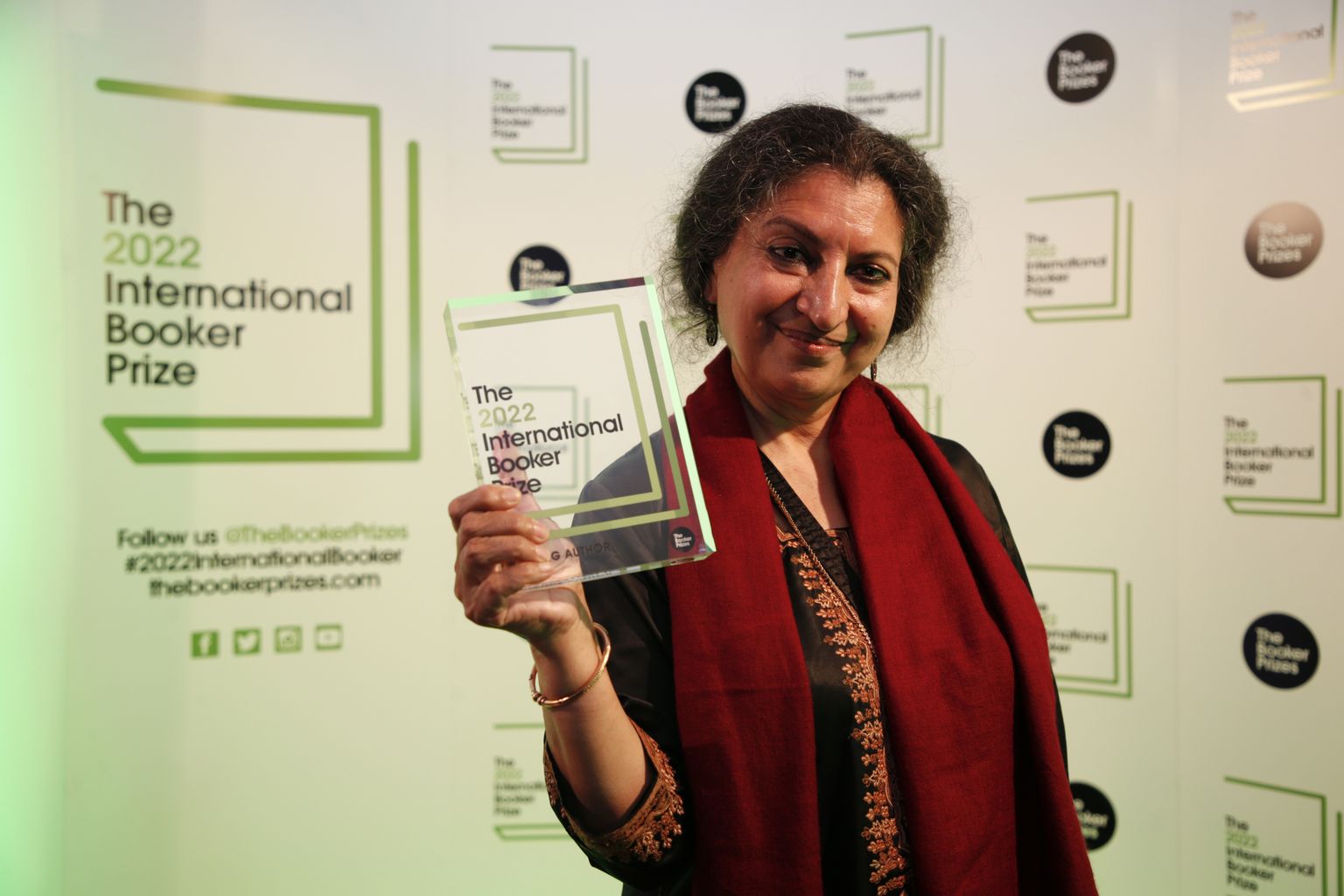 Автор Геетанджали Шри позирует с наградой Международной Букеровской премии 2022 года за роман "Гробница из песка" в Лондоне, четверг, 26 мая 2022 года. (AP Photo/David Cliff).