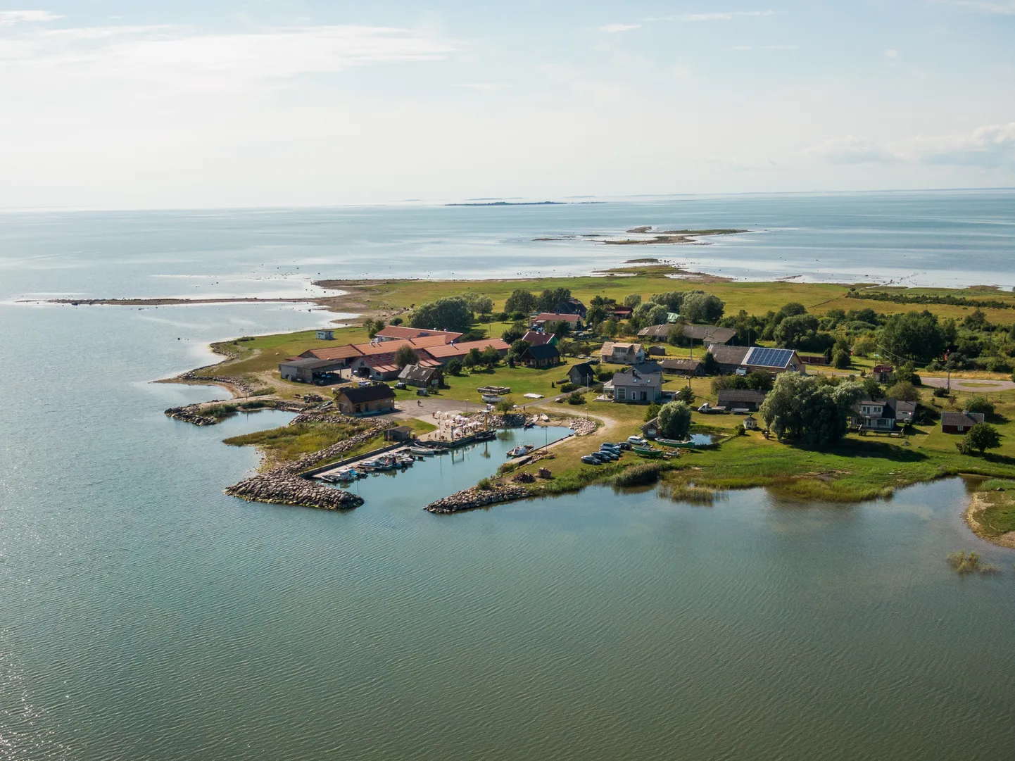 Külalised, kes Puise nina kanti satuvad, leiavad, et siin on lausa paradiis. Kodulehele on pererahvas kirjutanud: „Kui tunned, et argipäev ja töömured matavad su enda alla, siis tule võta meie juures aeg maha. Ava terrassiuks ja tunne hommikukohvi lõhna segatuna värske mereõhuga. Sa ei pane tähelegi, kuidas su näole ilmub ­naeratus. Oleme kolmest küljest ümbritsetud merega – töömured siia ei ulatu.”