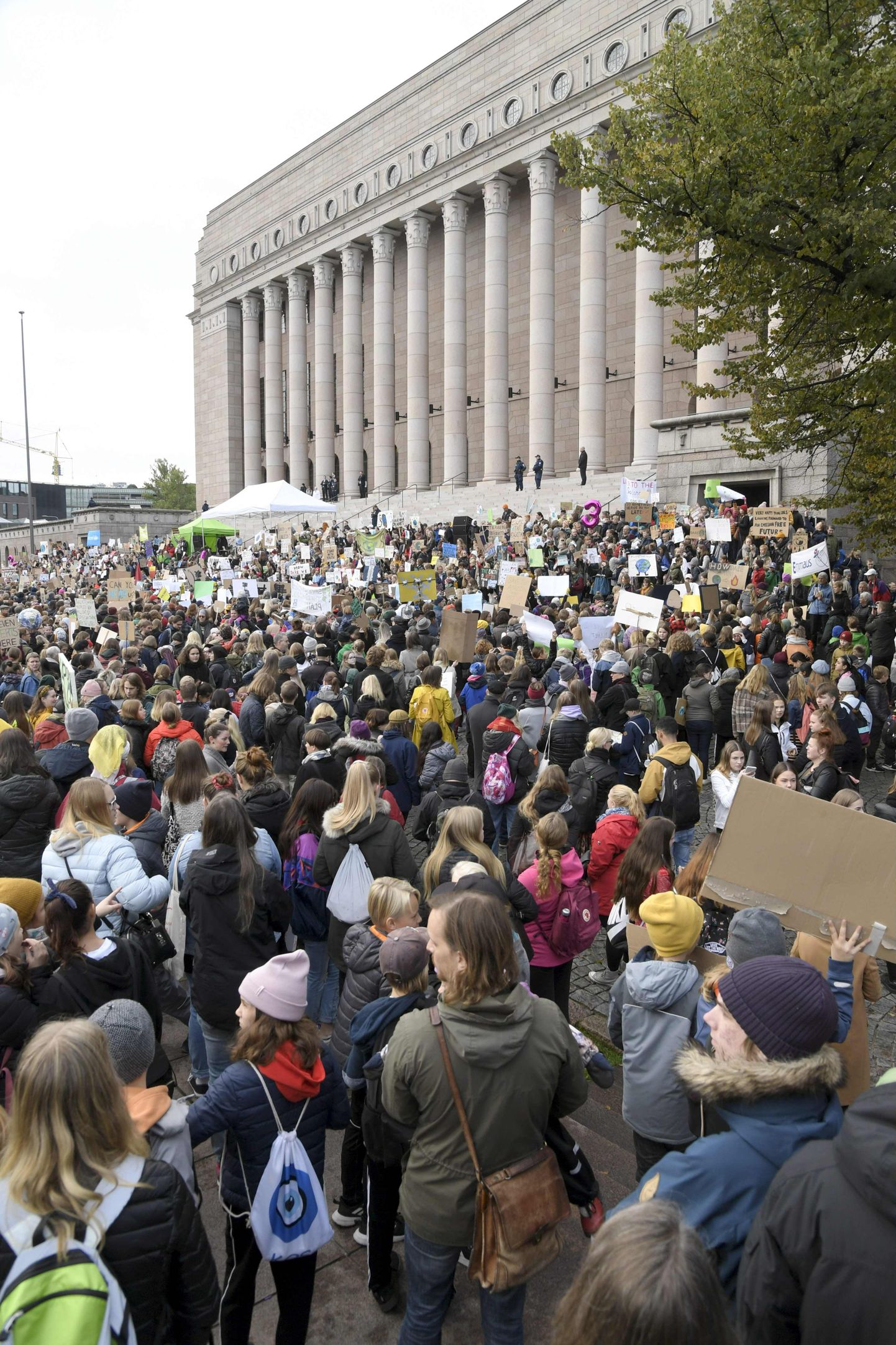 Kliimaprotestil osalejad Eduskunta hoones ees.