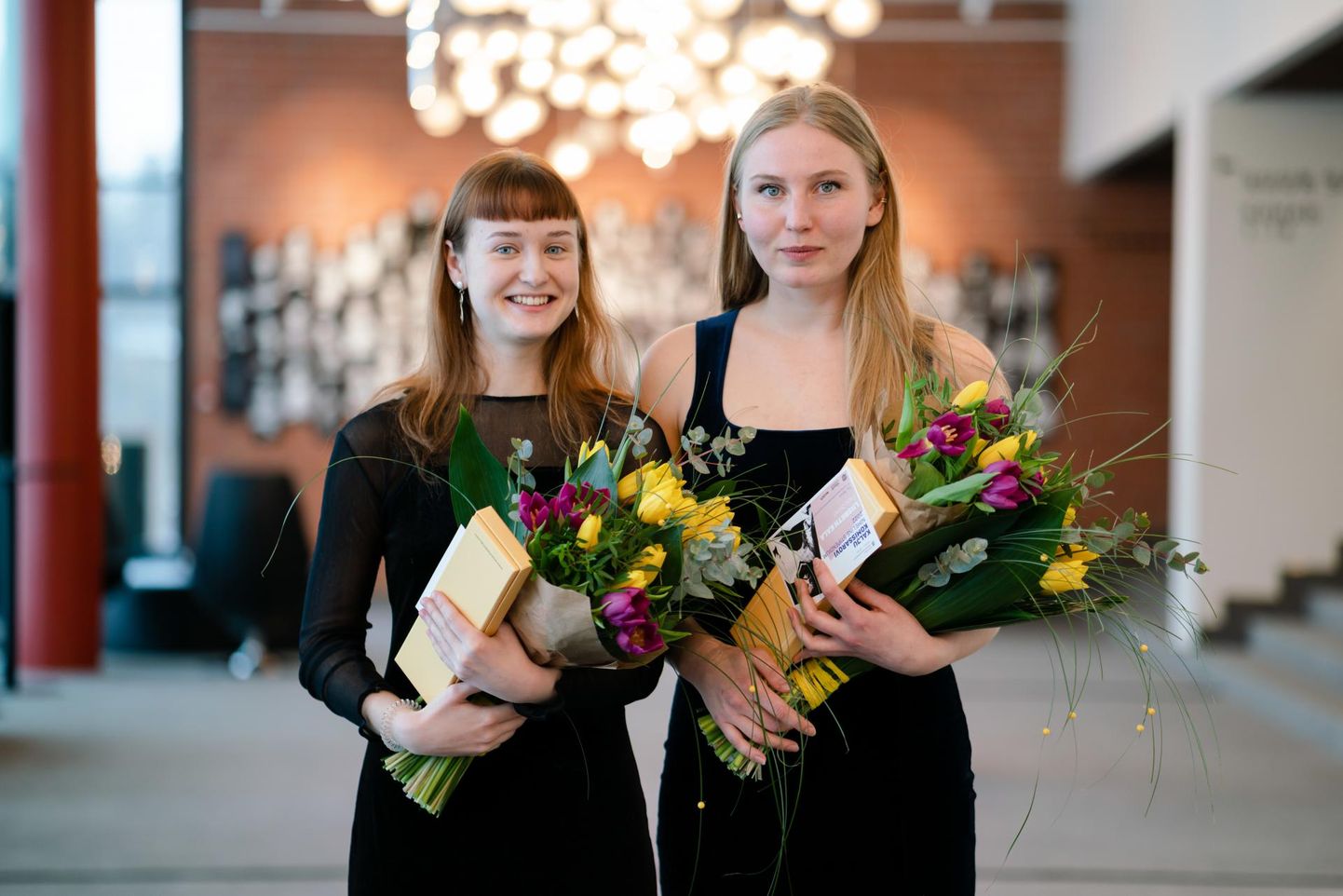 Professor Kalju Komissaarovi stipendiumi pälvisid tänavu kaks kultuuriakadeemia õpilast Maryn-Liis Rüütelmaa (vasakul) ja Liisbeth Kala.