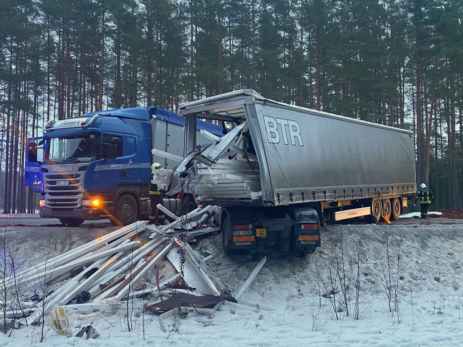 Divu kravas auto avārija uz Tallinas šosejas