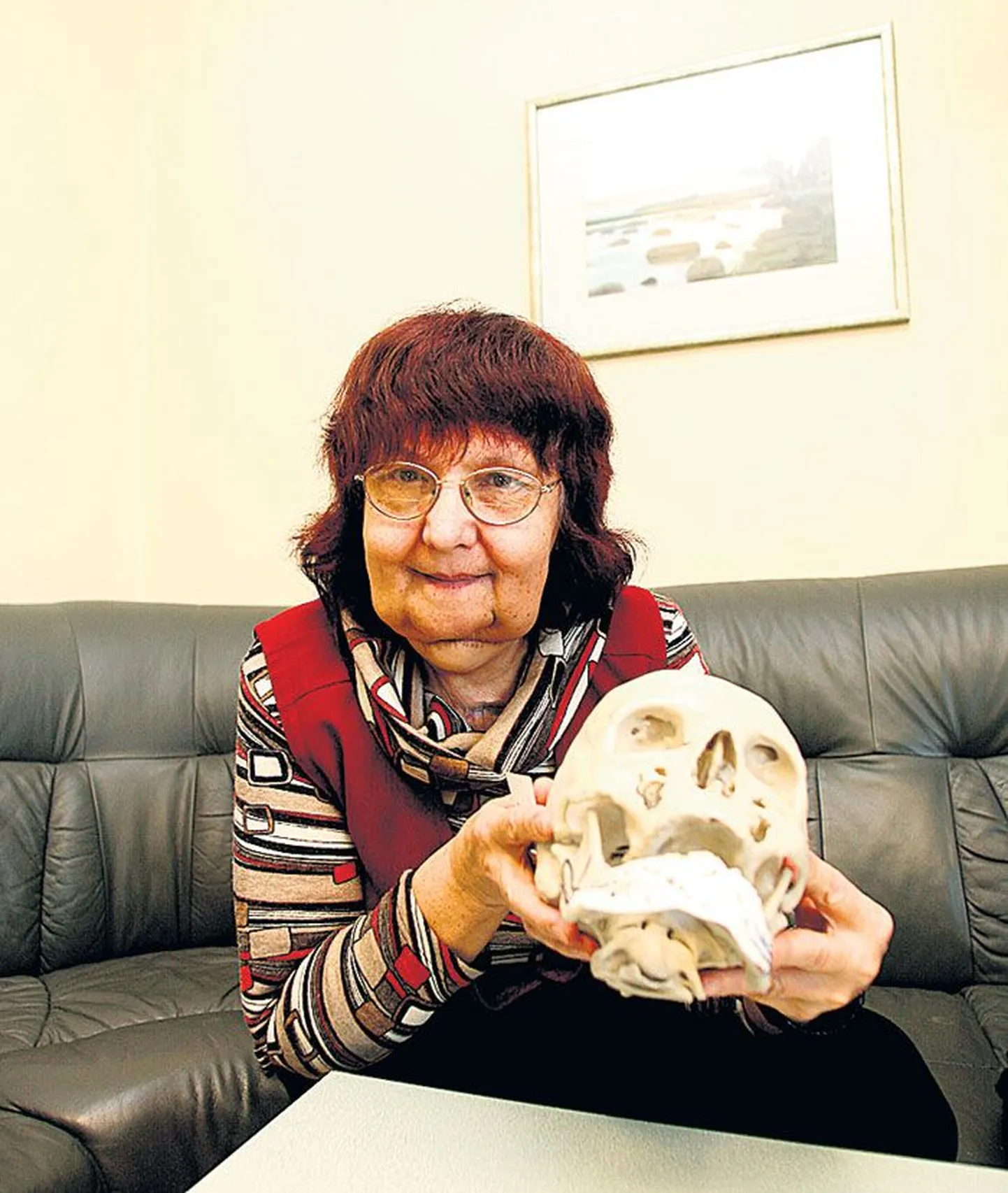 Patsient Linda Varul hoiab käes oma kolba mudelit, mille peal arstid enne kõik täpselt läbi mängisid, kui teda opereerima asusid.