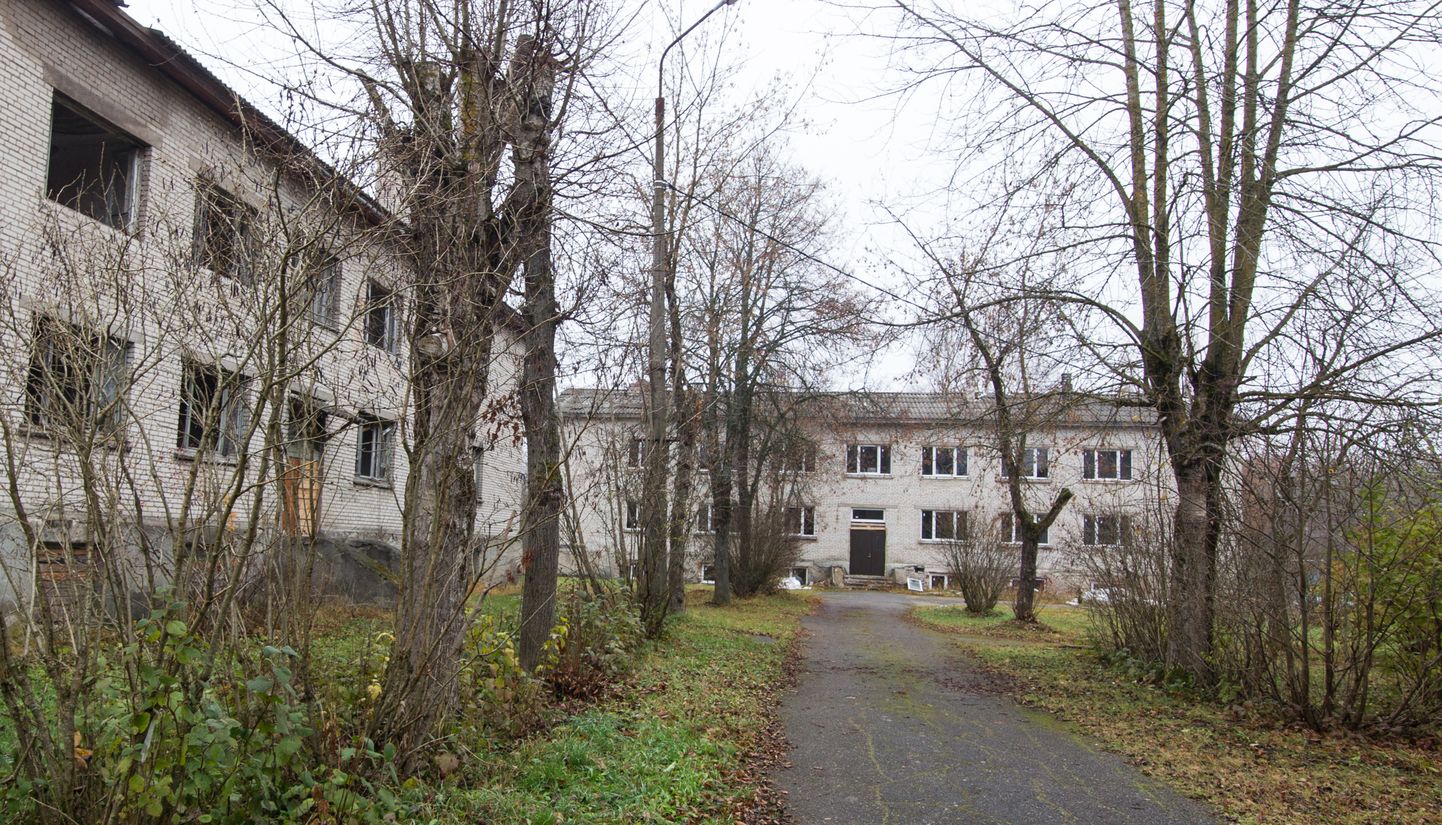 Endises Kohtla-Järve Sirgala linnaosas tuleb selle üle võtnud Narva-Jõesuu linnal ära lammutada ligi 30 tühjalt seisvat korterelamut, mille allesjäänud elanikud kolitakse kahte majja.
