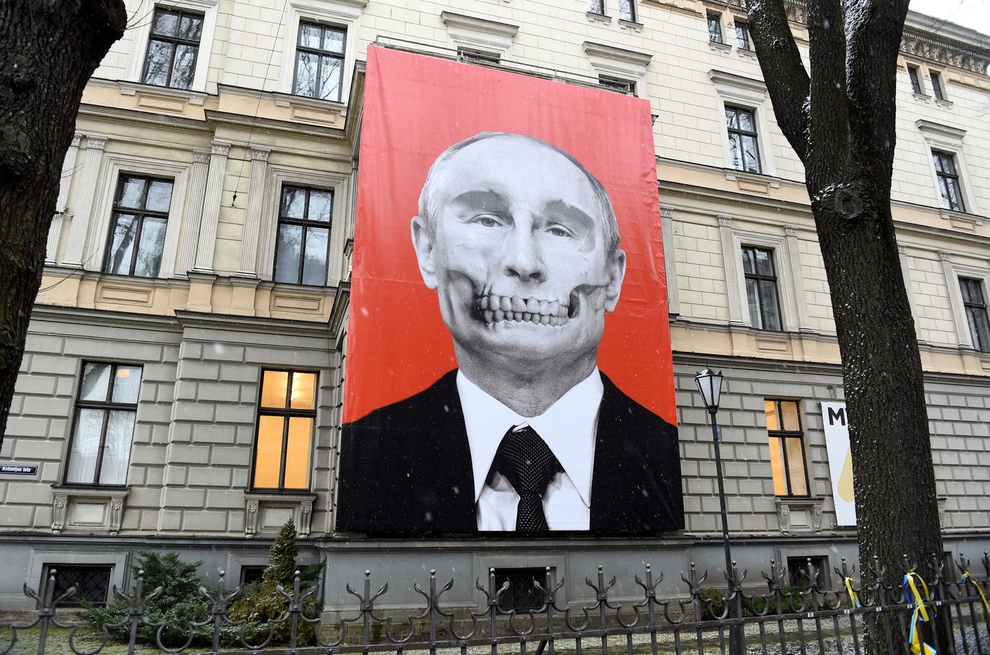 Plakāts pie Paula Stradiņa Medicīnas vēstures muzeja, paužot nosodījumu Krievijas militārajai agresijai pret Ukrainu.