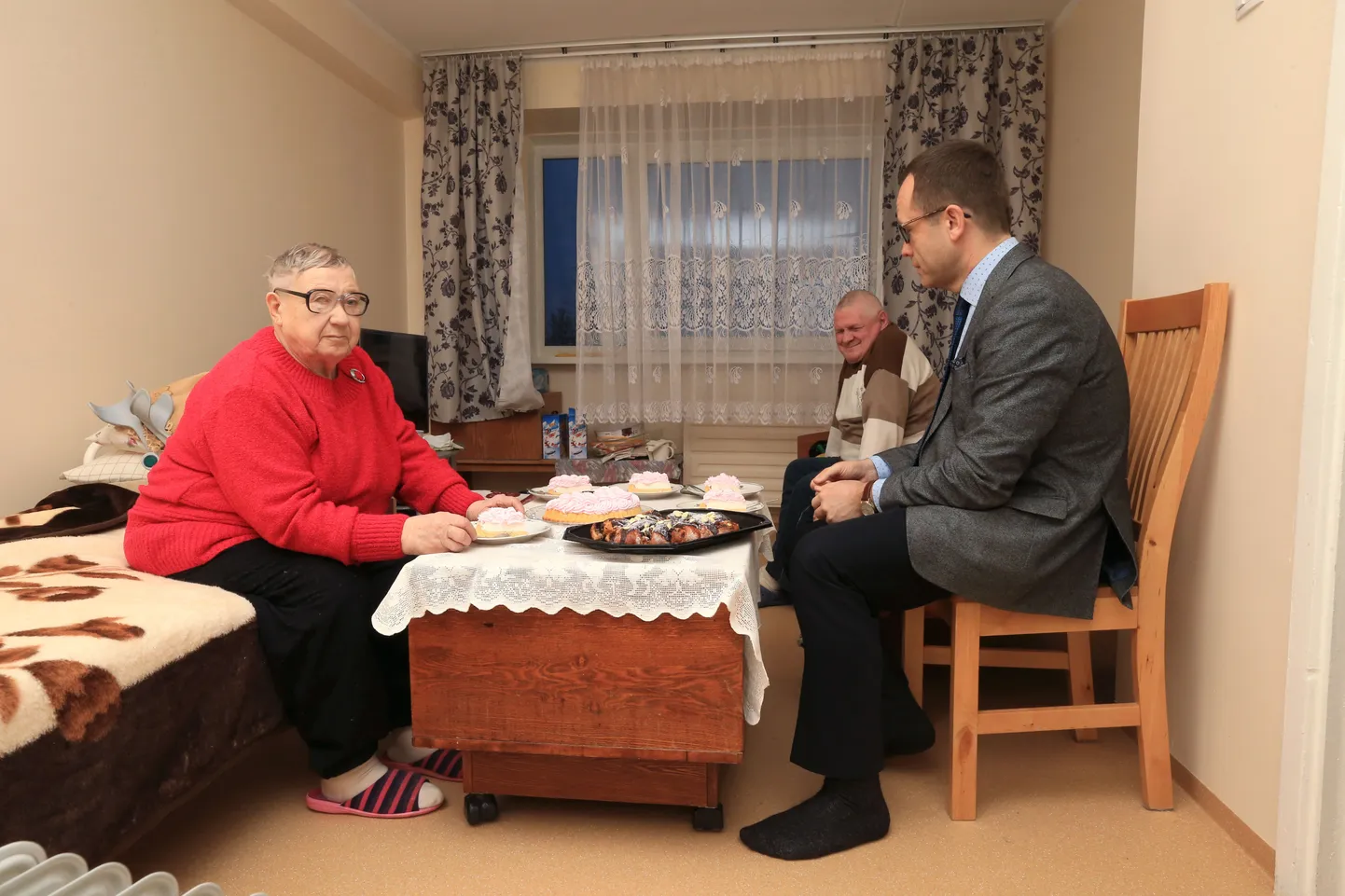 Rahu 8 majas sotsiaalkorteris elaval Helga Stefaglol ja ta sõbral Fjodor Nolkil täitus sel aastal suur soov: lõpuks ometi lasi Tartu linnavalitsuse linnavarade osakond nende elamisse korraliku dušinurgaga vannitoa ehitada ja lisaks ka kogu korteri kenasti ära remontida. Tänutäheks kutsus Helga Stefaglo linnapea Urmas Klaasi soolaleivale.
