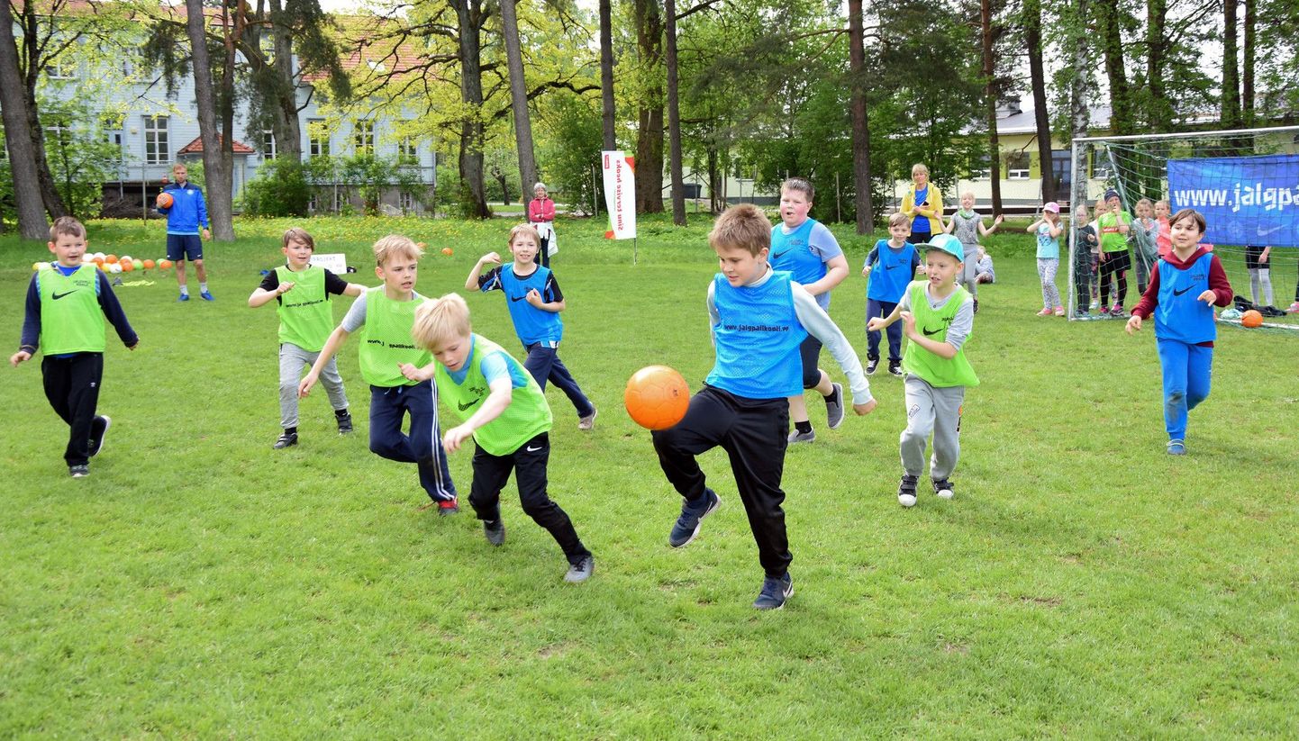 Projekt «Jalgpall kooli!» Raekülas.