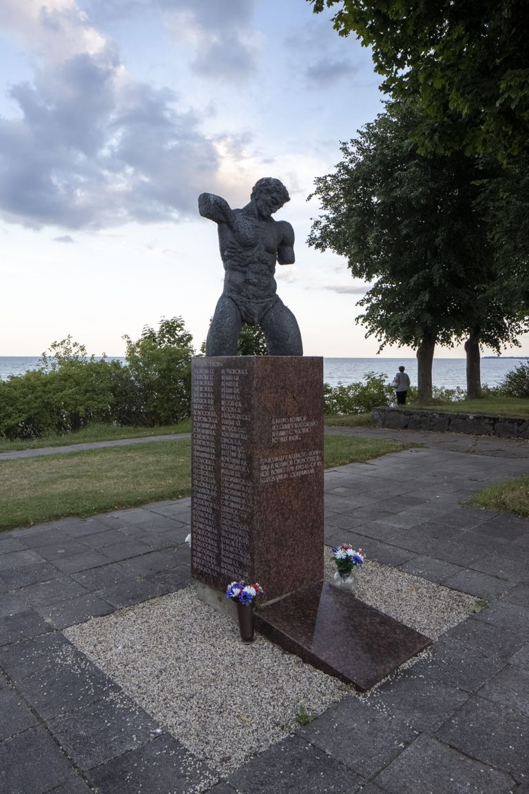 Teises maailmasõjas hukkunute mälestusmärk Kallastes,
