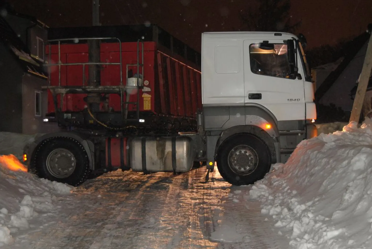 Purjus juht lõhkus üles tõstetud kastiga veokiga sõites Vana-Pärnus elektriliine ja puuoksi. Sõiduki peatas teele jäänud elektripost.