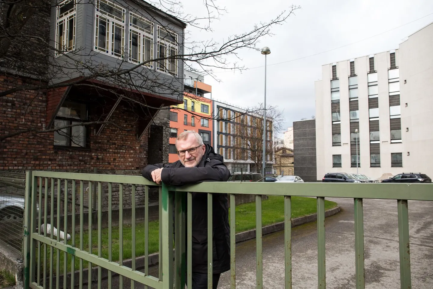 Muusika- ja teatriakadeemia
rektor
Peep Lassmann on
aastate jooksul
teinud kümneid pilte
1999. aastal valminud
põhihoone tagusel
platsil. Selle asemele peaks hiljemalt
2018. aasta jooksul kerkima tudengite
ning muusika- ja teatrisõprade
rõõmuks üle 11 miljoni euro maksev saalide ja õpperuumidega
juurdeehitis. Vasakpoolne hoone jääb tulevasele ehitisele ette.