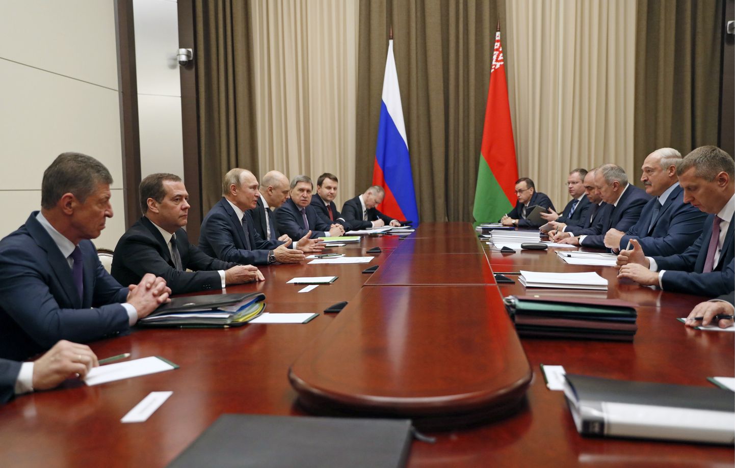 Vene president Vladimir Putin ja Valgevene president Aleksandr Lukašenko pidasid laupäeval Sotšis üle viie tunni kõnelusi.