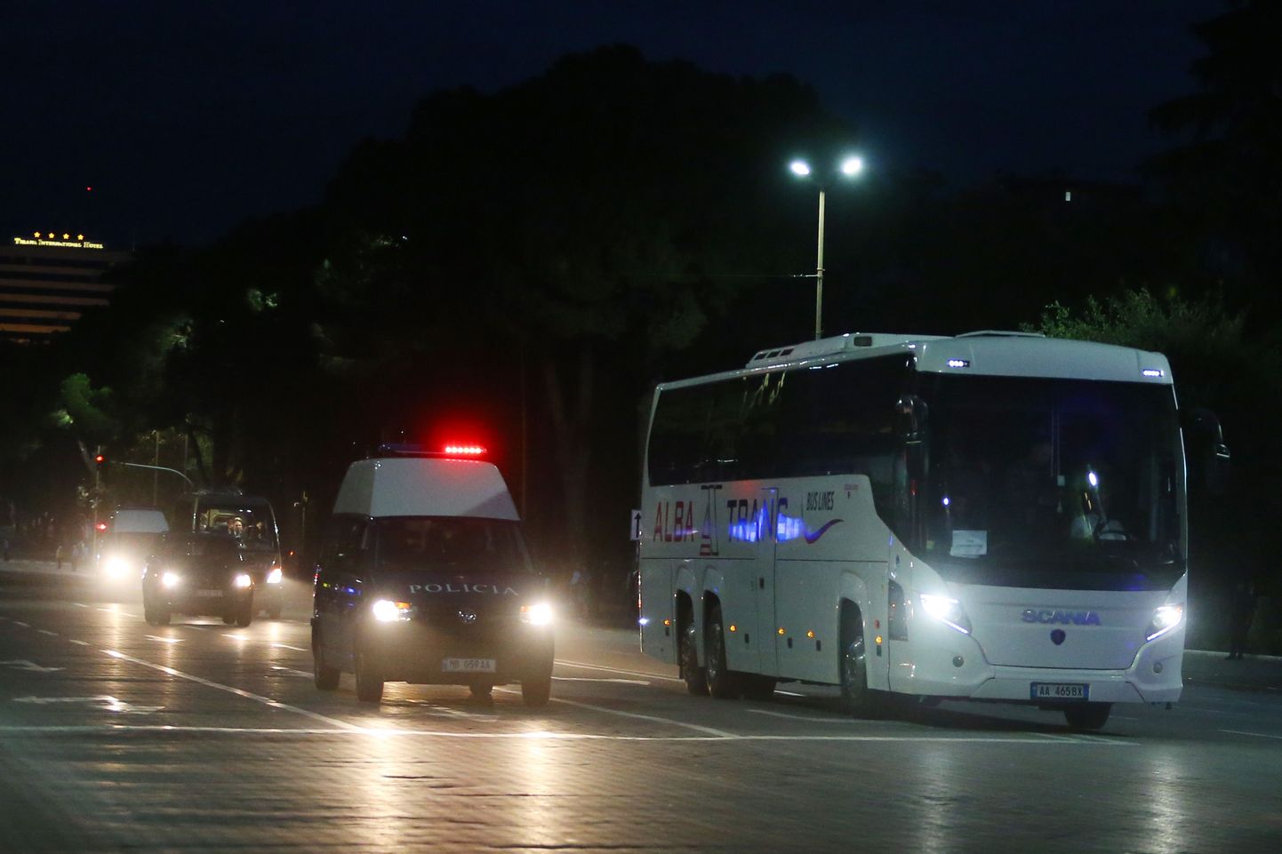 Албанская полиция эскортирует автобус с футболистами Сербии.
