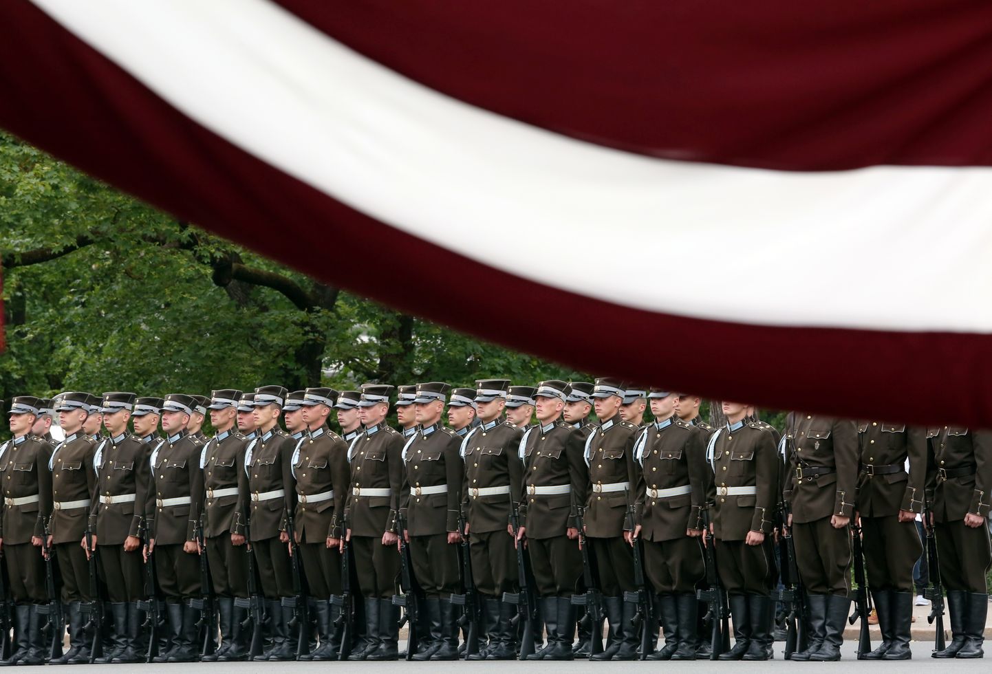 Karavīru godasardze svinīgās ziedu nolikšanas ceremonijas laikā pie Brīvības pieminekļa 2019. gada 14. jūnijā.