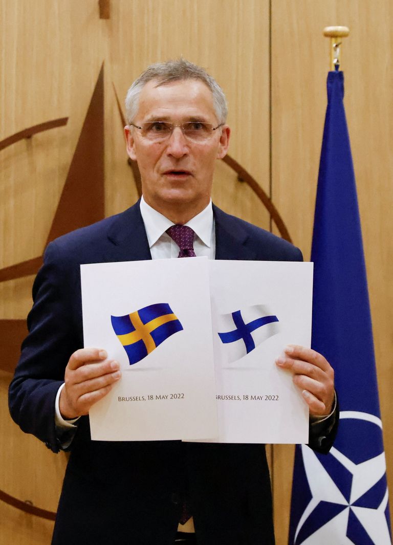 NATO peasekretär Jens Stoltenberg hoidmas Soome ja Rootsi NATO-sse astumise dokumente ja taotlust. Soome ja Rootsi esindajad andsid need 18. mail 2022 Brüsselis üle