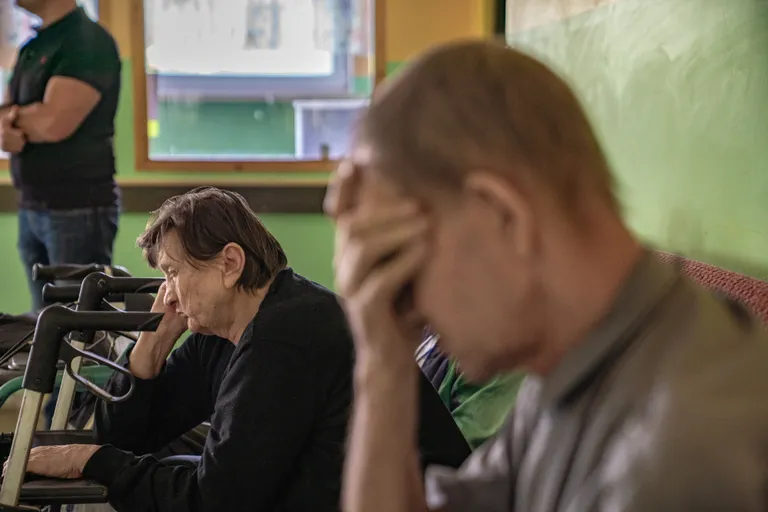 В доме по уходу Аа тихо. Люди в основном сидят, у многих из них трудности с передвижением.