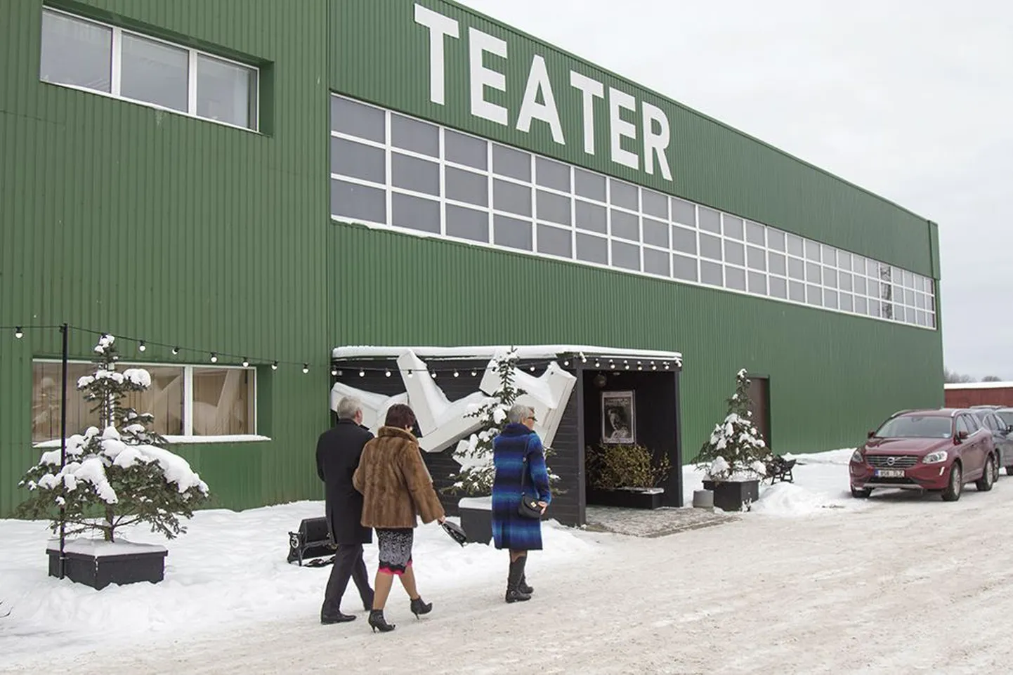 Viimased poolteist aastat teatrisõprade sihtkohaks olnud rohelisse angaari pole enam põhjust lakk-kingades siseneda.