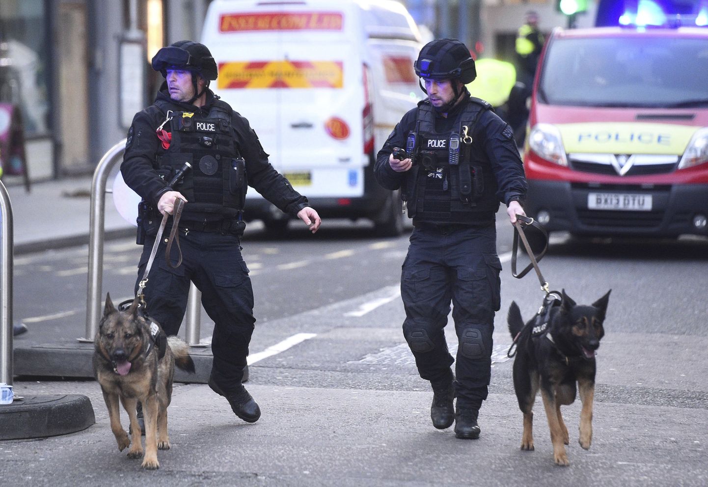 Politseinikud Londonis terrorirünnaku toimumispaiga lähistel.