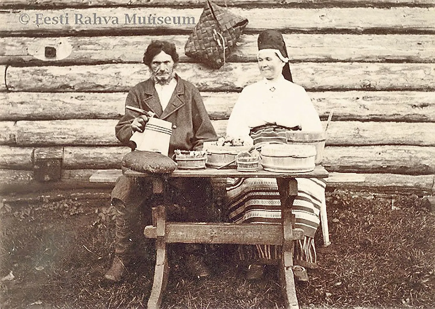Foto 1912. aasta võistluselt. Mees ja naine söögilauas. Pilt kujutab endist aega Virumaa rannas.