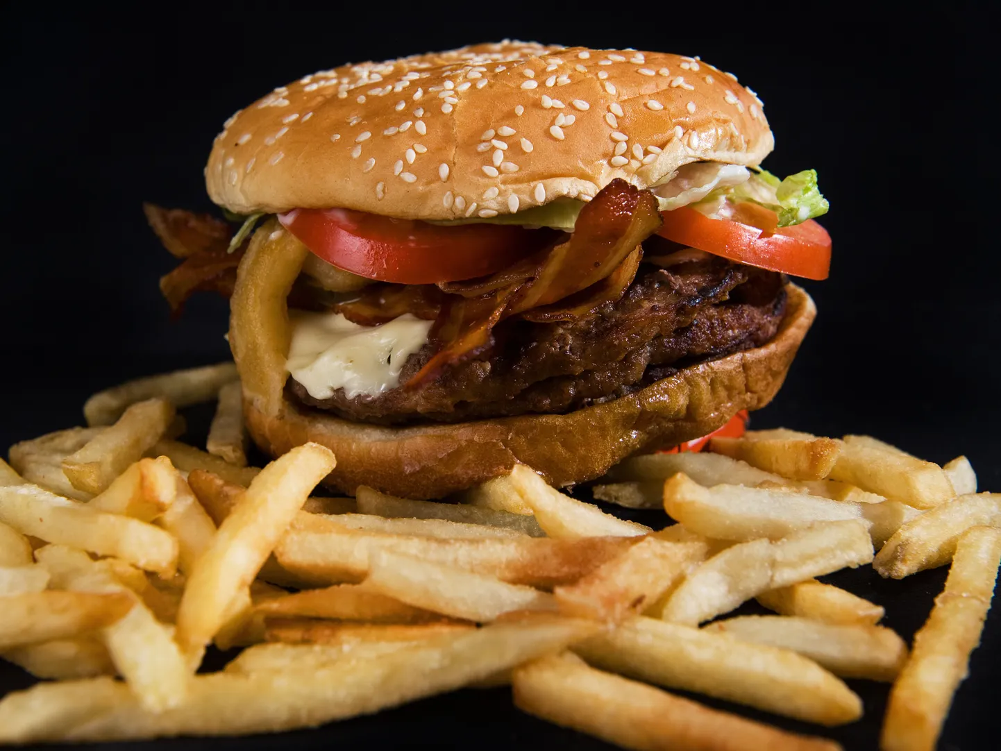 Burger ja friikartulid.