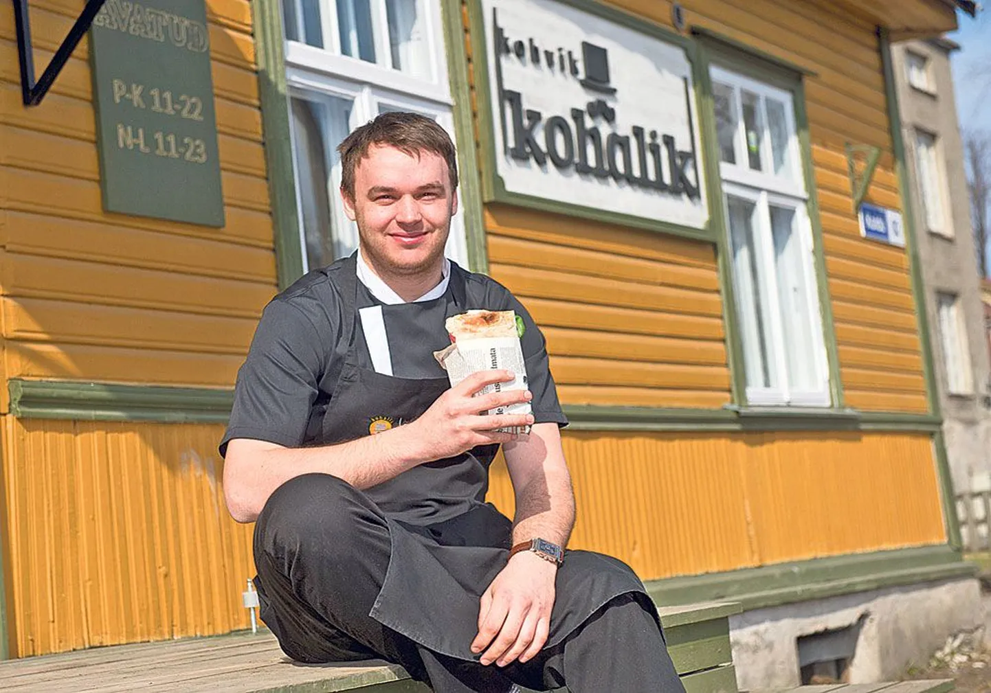 Postimees ümber: Elar Jürimäe näitab toekat volbrivõileiba, mille ta piknikuks vanasse ajalehte mähkis.