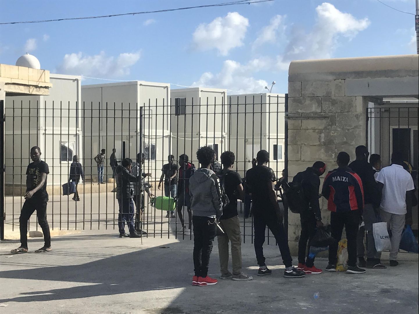 Migrandid Maltal Hal-Fari põgenikekeskuse värava taga. Mullu saabus 440 000 elanikuga saareriiki üle 3400 migrandi, mis teeb Maltast suhtarvult kõige suuremat illegaalse migratsiooni koormat kandva Euroopa riigi.