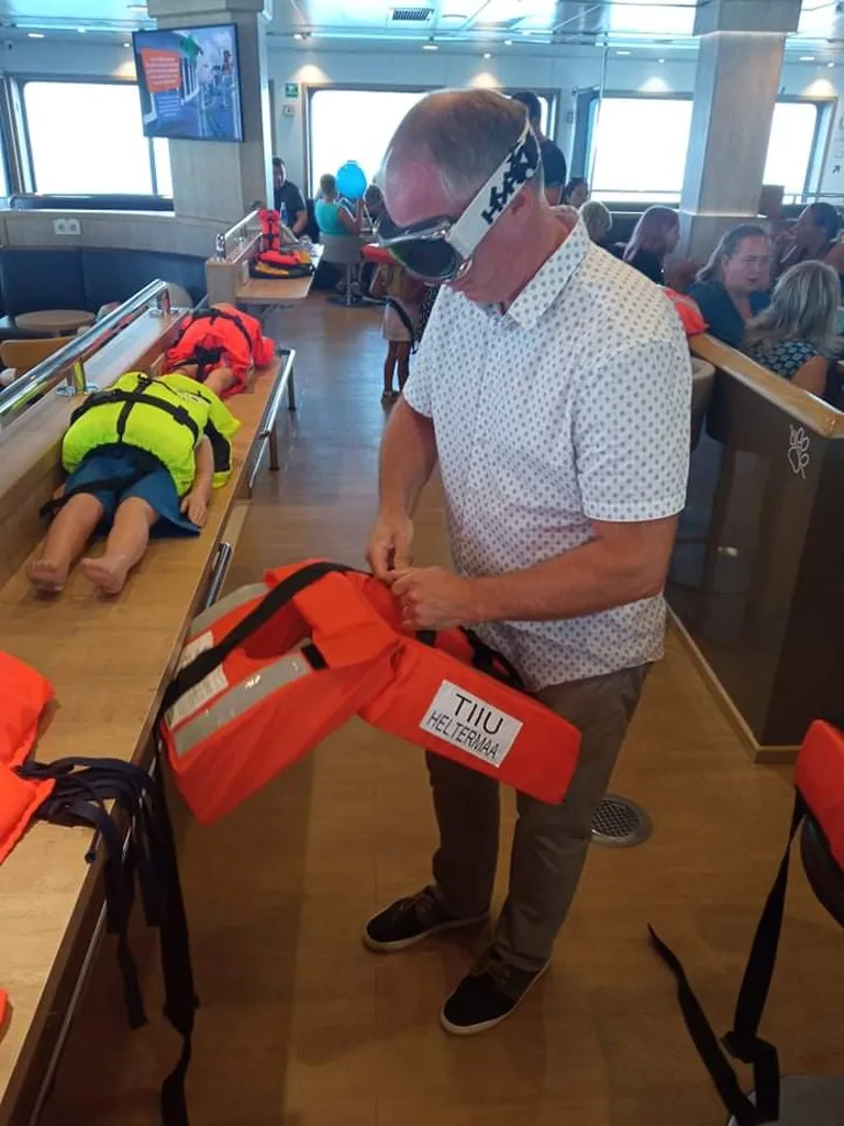 Päästevesti selga panek pimendavate prillidega