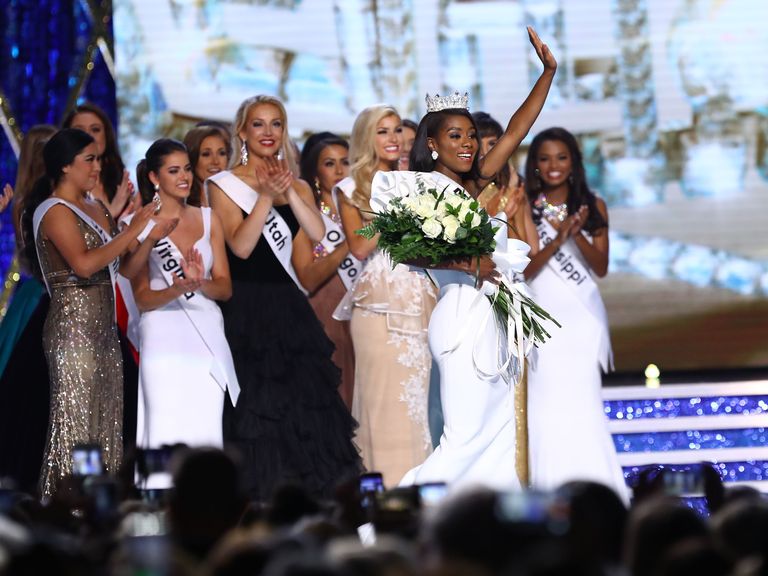 Miss Ameerika 2019 tiitli sai Miss New York Nia Imani Franklin, kes on ooperilaulja