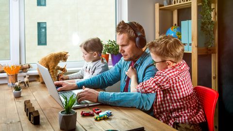 Stressi võib tekitada õues möllav äikesetorm, viirus või kallite koduste keskel tööülesannete täitmine - teadlik toiduvalik aitab elust rõõmu tunda Stressi võib tekitada õues möllav äikesetorm, viirus või kallite koduste keskel tööülesannete täitmine - teadlik toiduvalik aitab elust rõõmu tunda