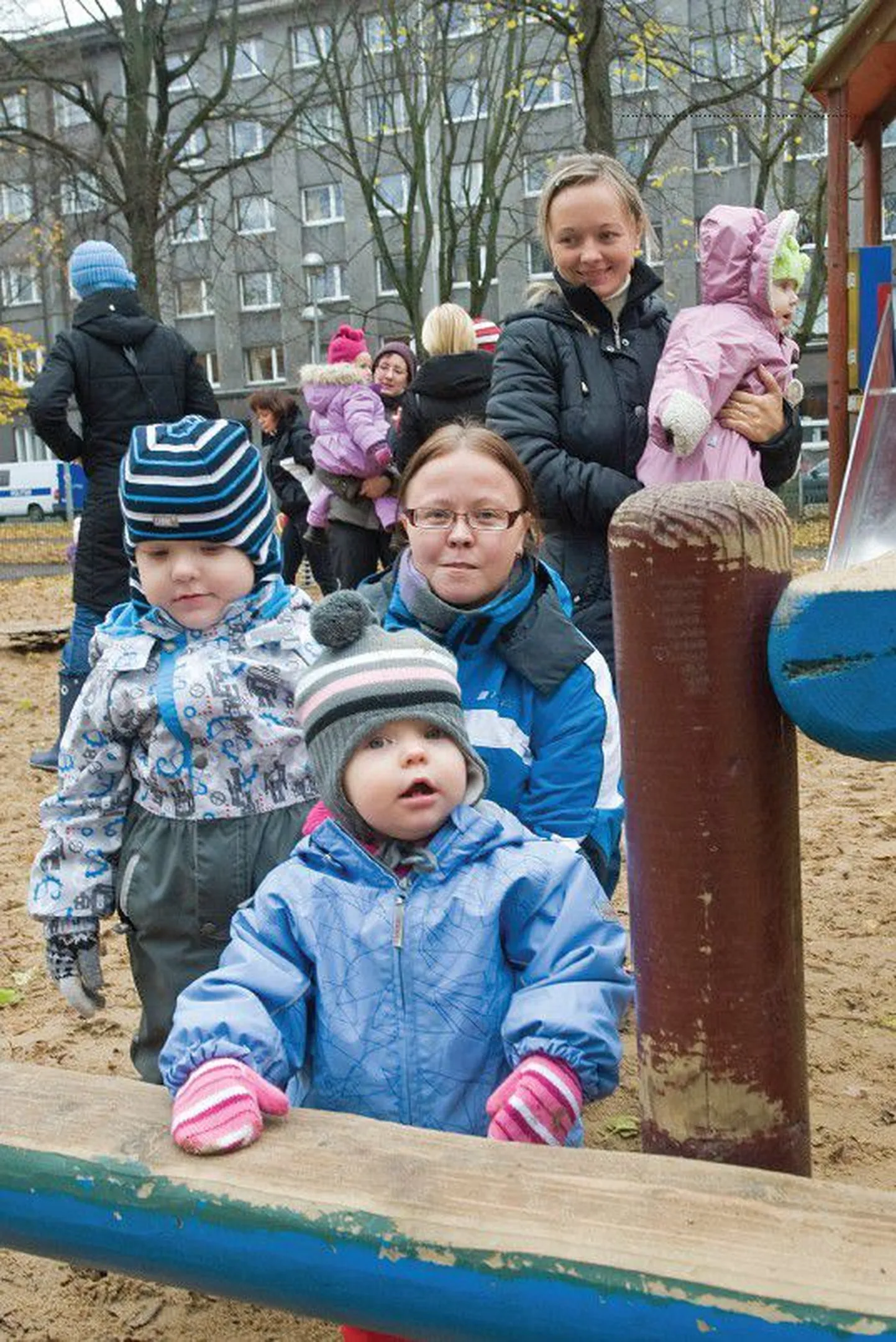 Кристийне Кангуст (слева, на руках у нее дочь Марлеэн) и Криста Фазиев (на руках — дочь Лаурен, а на переднем плане — сын Оливер) гуляют в Полицейском парке в Таллинне. В случае необходимости обе мамы могут спокойно находиться дома со своими детсадовскими детишками, поскольку в семье есть еще младшие братья и сестры.