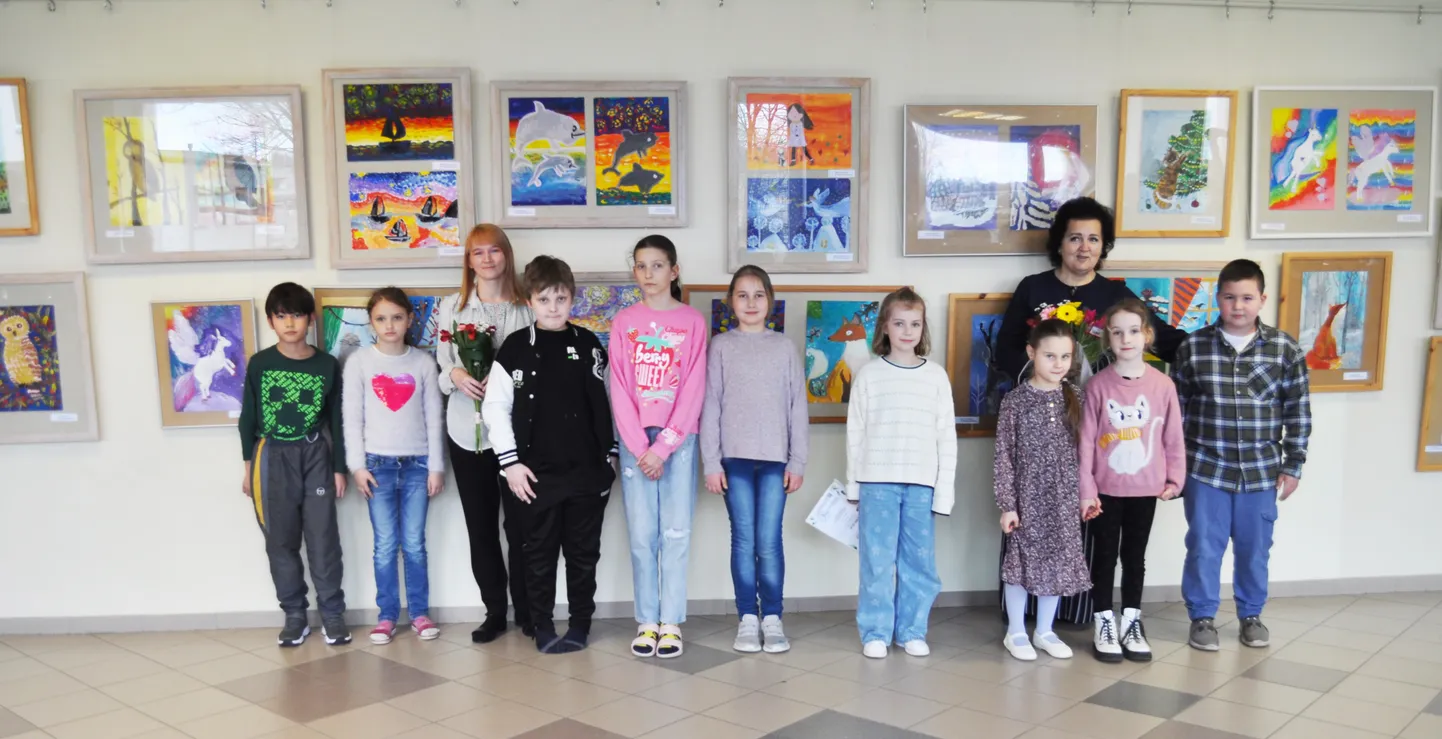 Первая выставка - радость для маленьких художников и их наставников.