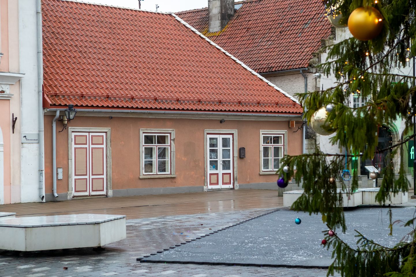 Lühikest aega tegutses Tallinna 1 hoones kokteilibaar Uim.