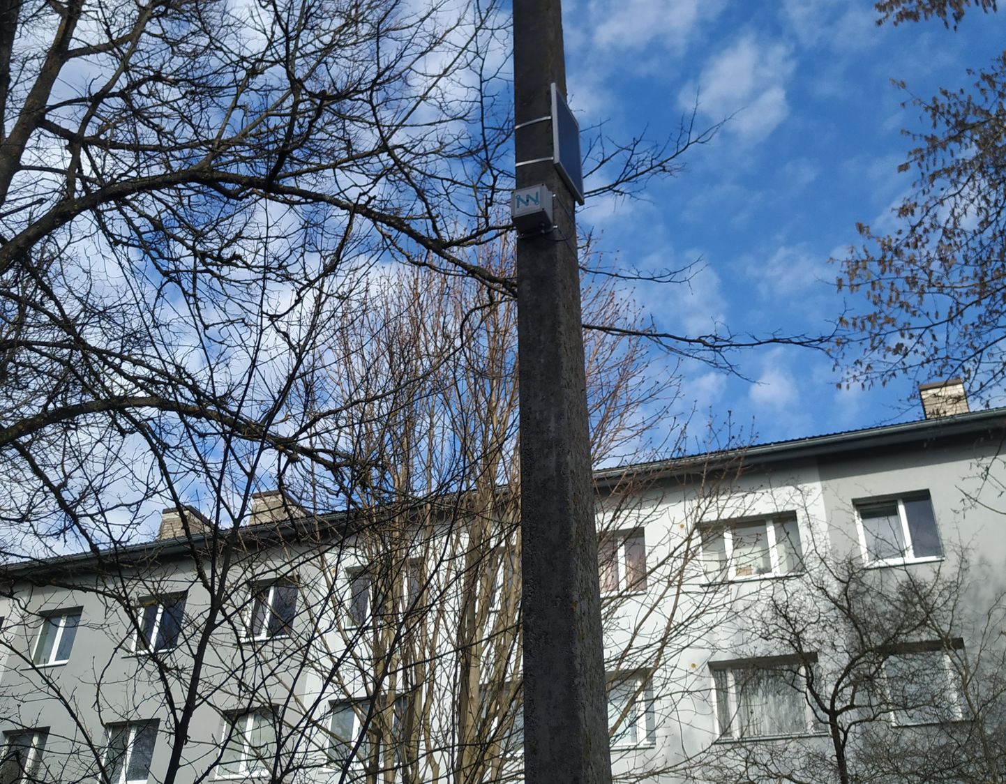 Читательницу Rus.Postimees заинтересовало устройство, находящееся на столбе уличного освещения.