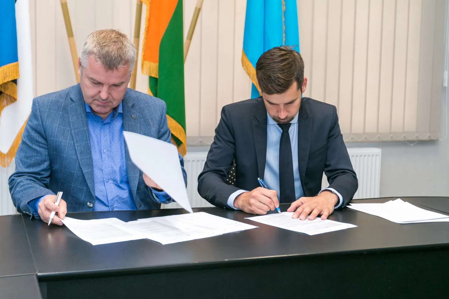 Ajalooline hetk Tõrva jaoks: AS Merko Ehitus Eesti välisvõrkude osakonna juhataja Leino Lootus (vasakul) ja Tõrva linnapea Maido Ruusmann allkirjastavad lepingu, mille tulemusena peaks linnasüda tunduvalt kaunimaks muutuma.