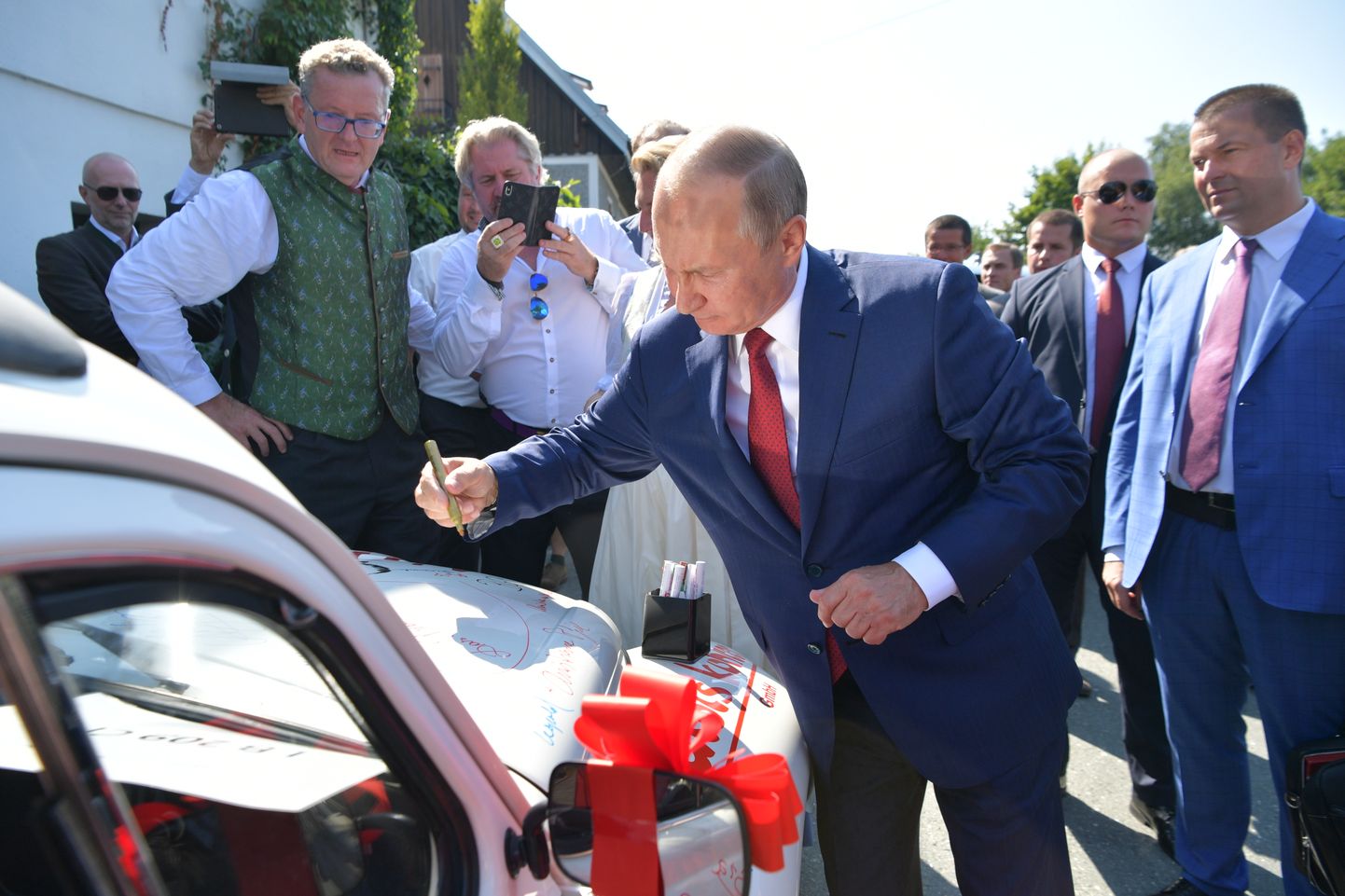 Venemaa president Vladimir Putin oli suvel Austria välisministri pulmas aukülaline, kes lõi pruudiga tantsu ja kirjutas autogrammi noorpaari pulmaautole.