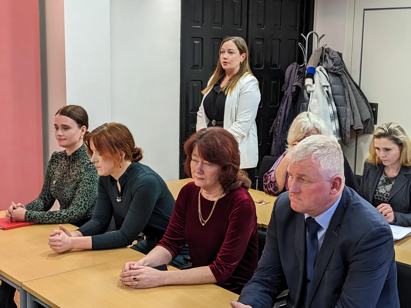 Virve Linder (ees vasakul) vahetas abilinnapeakandidaatide seas viimasel hetkel Olga Pihlaku välja Evelyn Danilovi (seisab püsti) vastu, kuid sellest ei olnud hääletusel kasu. Linnavalitsus, mille liikmekandidaatideks olid esitatud ka Iti-Jantra Metsamaa (vasakult teine) ja Aivar Lainjärv (paremal), jäi ametisse kinnitamata. Finantsjuht Elina Viskil (Metsamaa ja Lainjärve vahel) ei ole endiselt, kellega linnavalitsuses tänavuse eelarve kärpeid arutada.