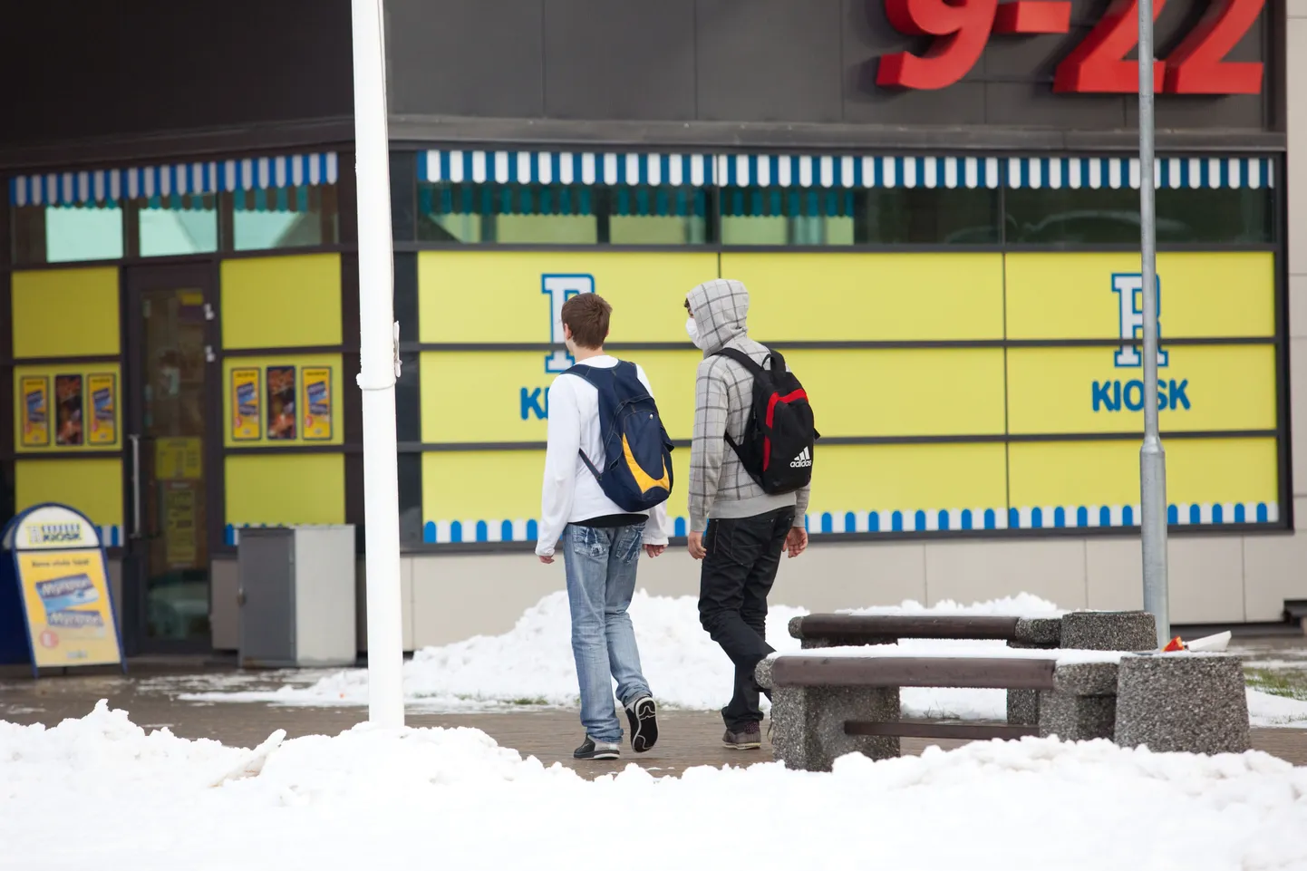 Noormees paremal on juba endale nägu katva maski muretsenud.